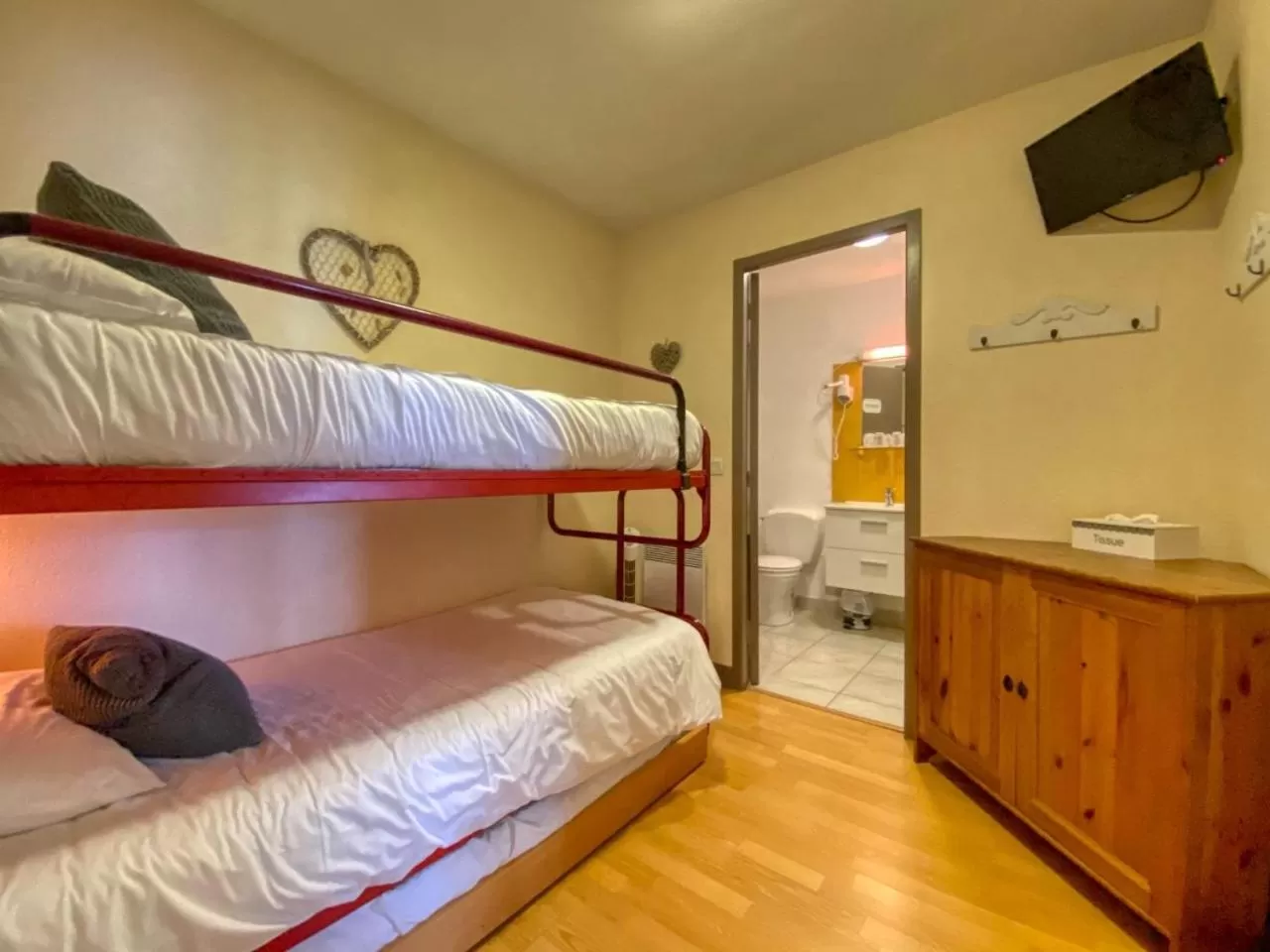 bunk bed, Bed in Hôtel Le P'tit Monde