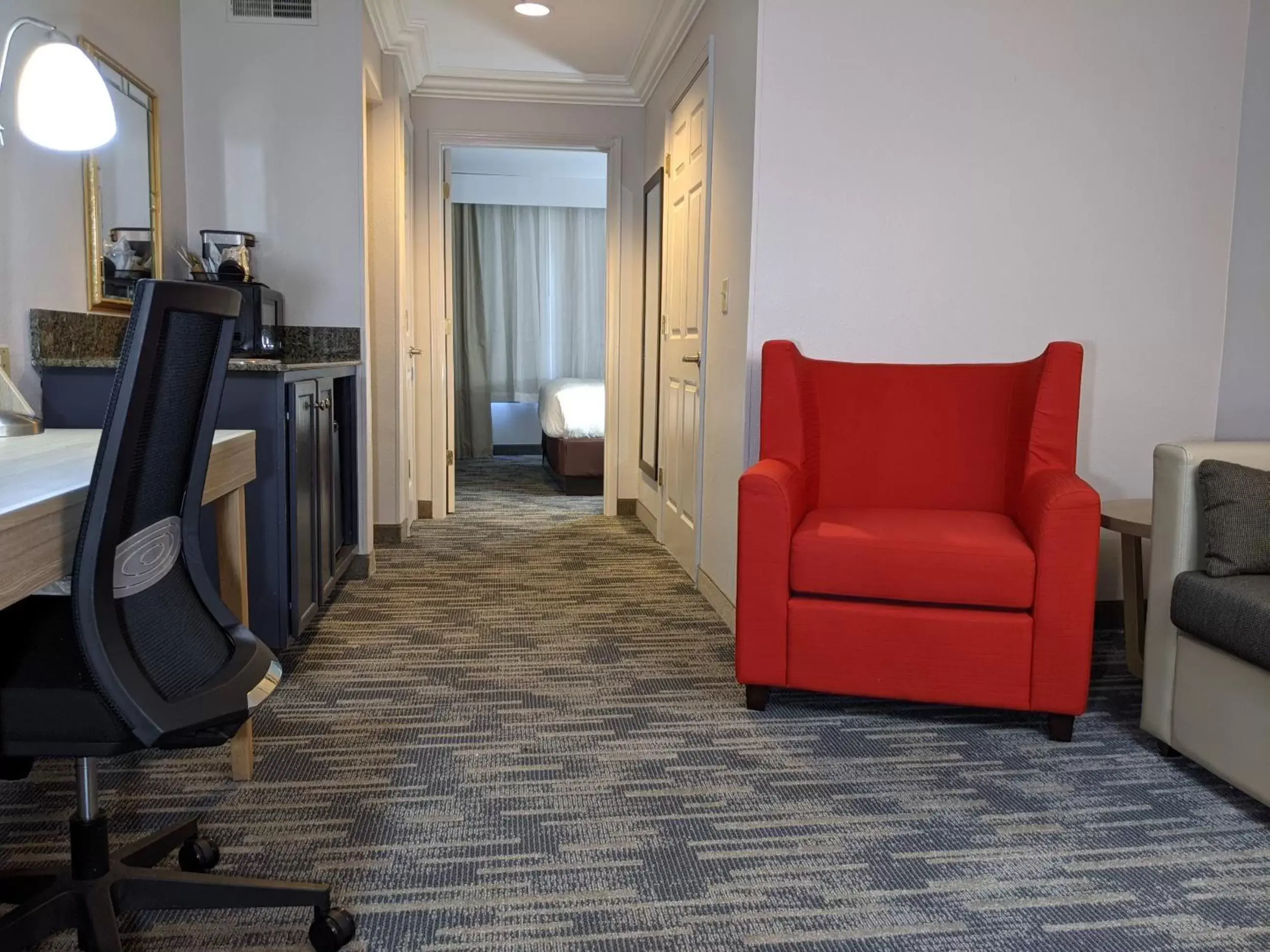 Living room, Seating Area in Country Inn & Suites by Radisson, Nashville, TN