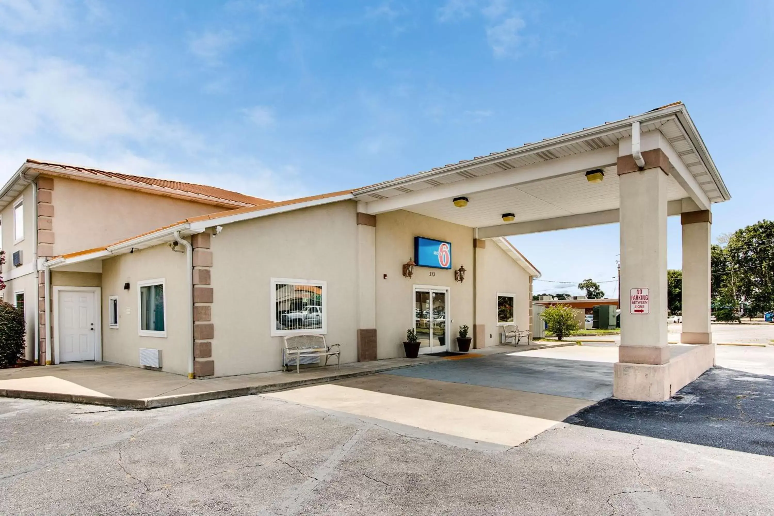 Property building in Motel 6-Hinesville, GA Property building in Motel 6-Hinesville, GA