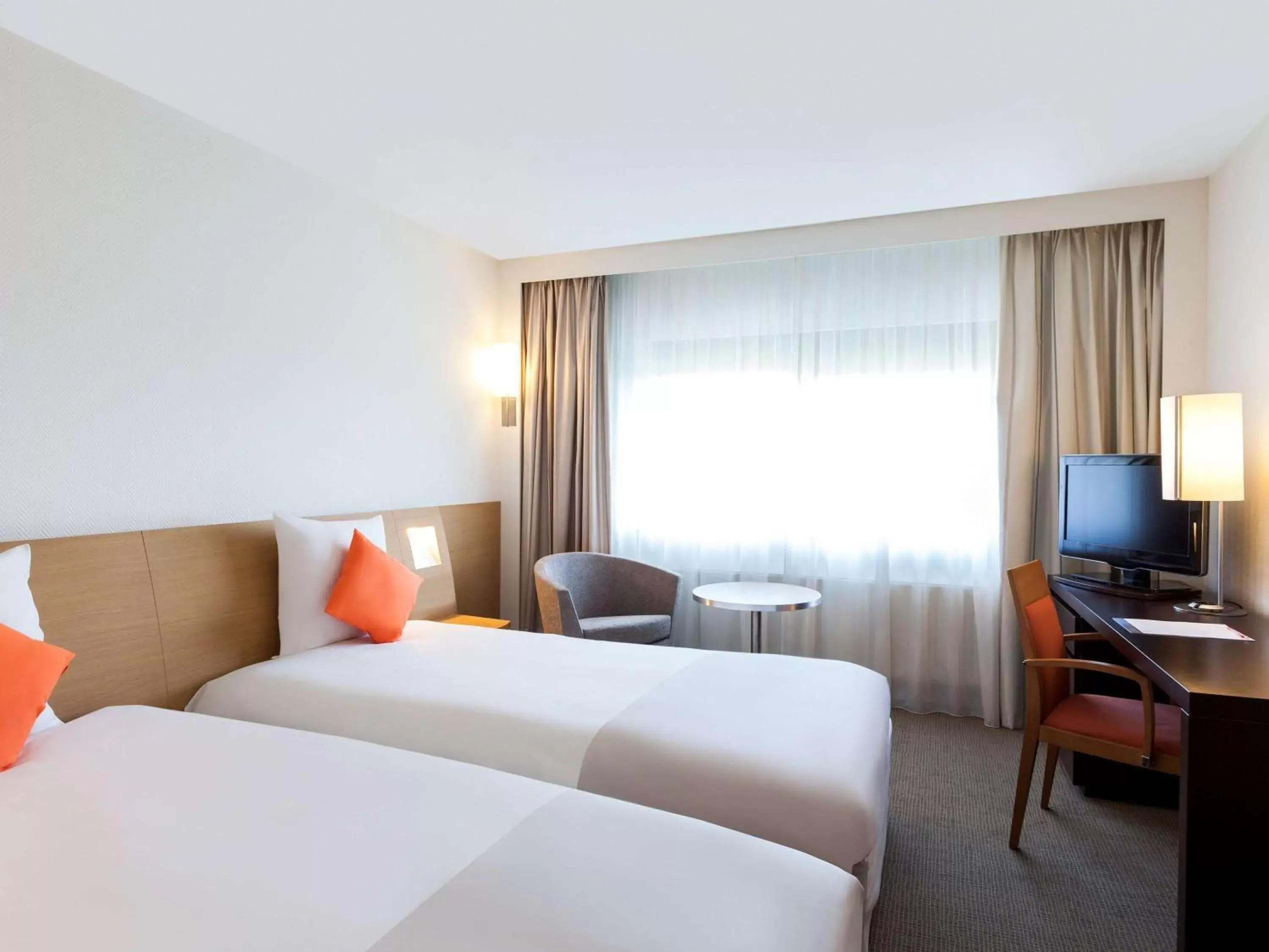 Photo of the whole room, Bed in Novotel Breda