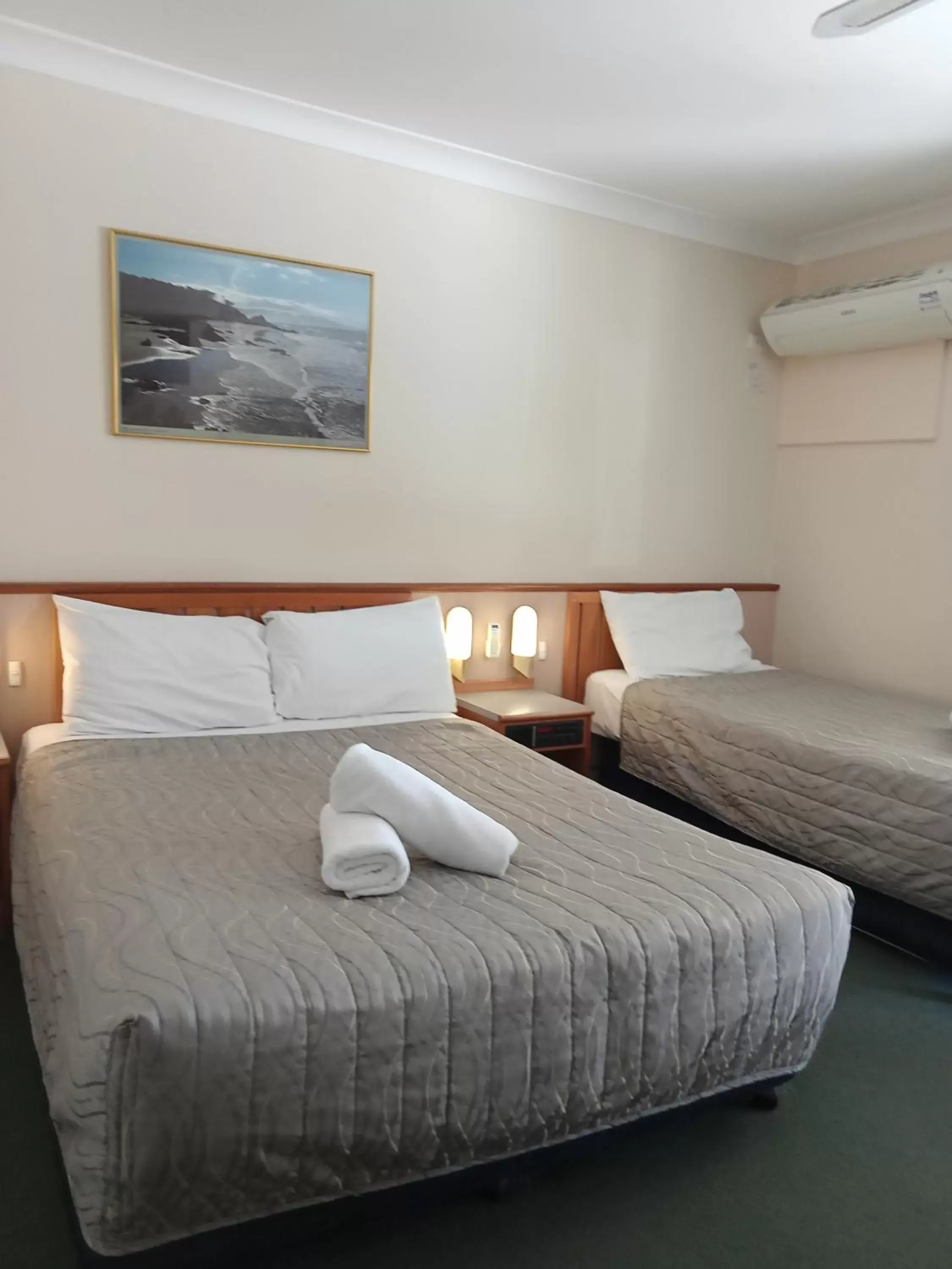 Photo of the whole room, Bed in Solomon Inn Motel Figtree