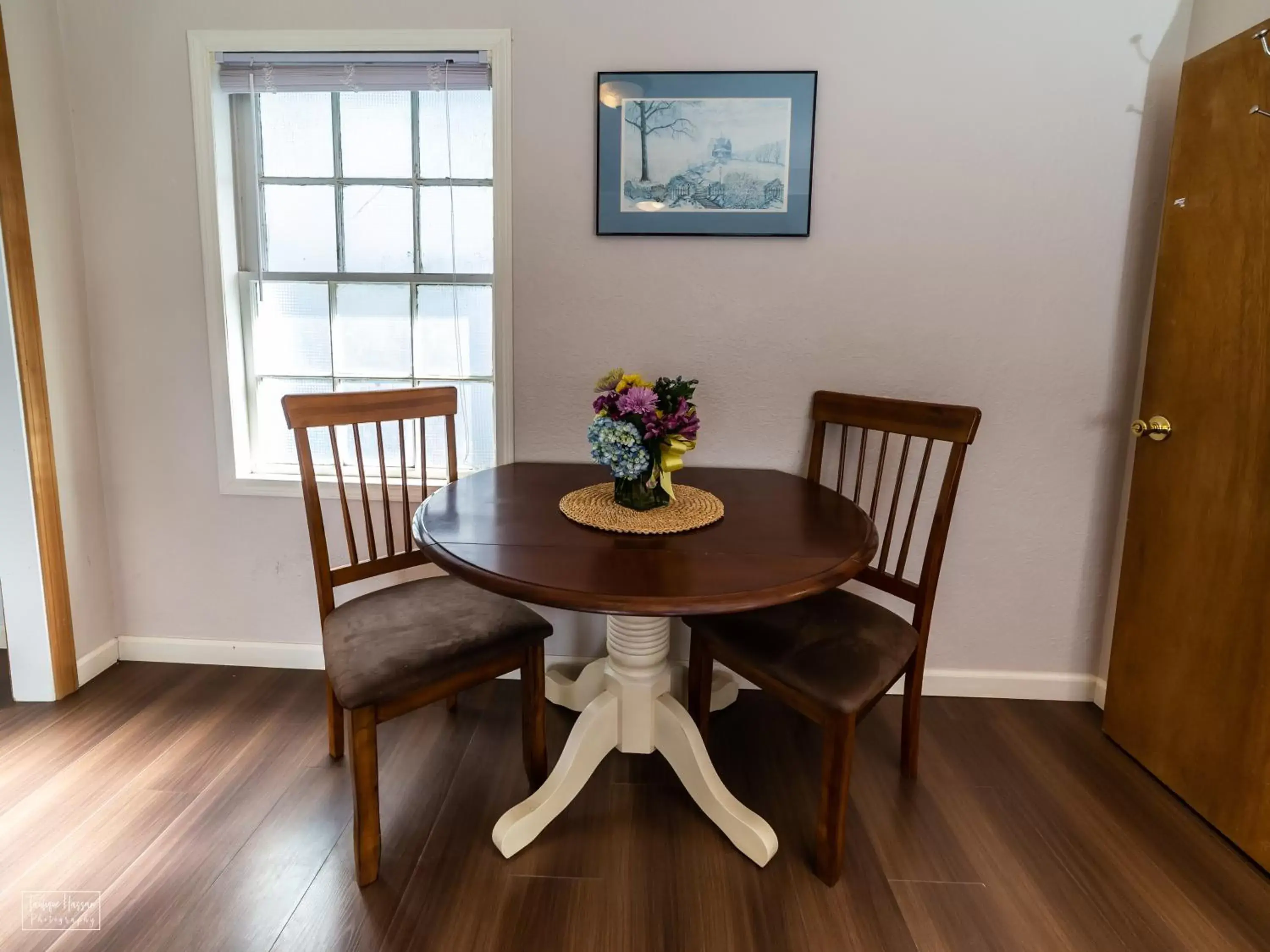 Dining Area in Terimore Lodging by the Sea