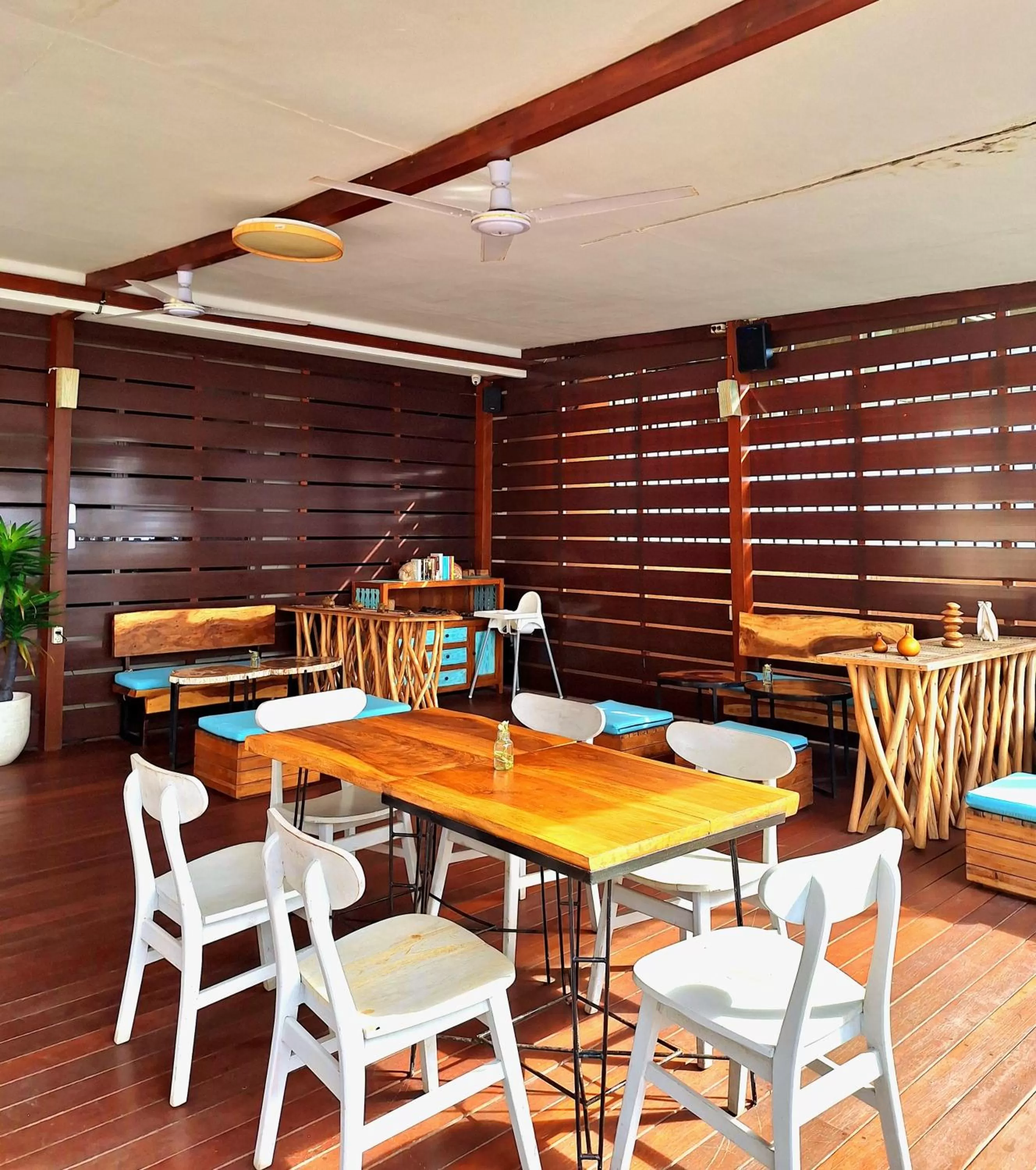 Restaurant/places to eat in Taj Maza Sunset Villas