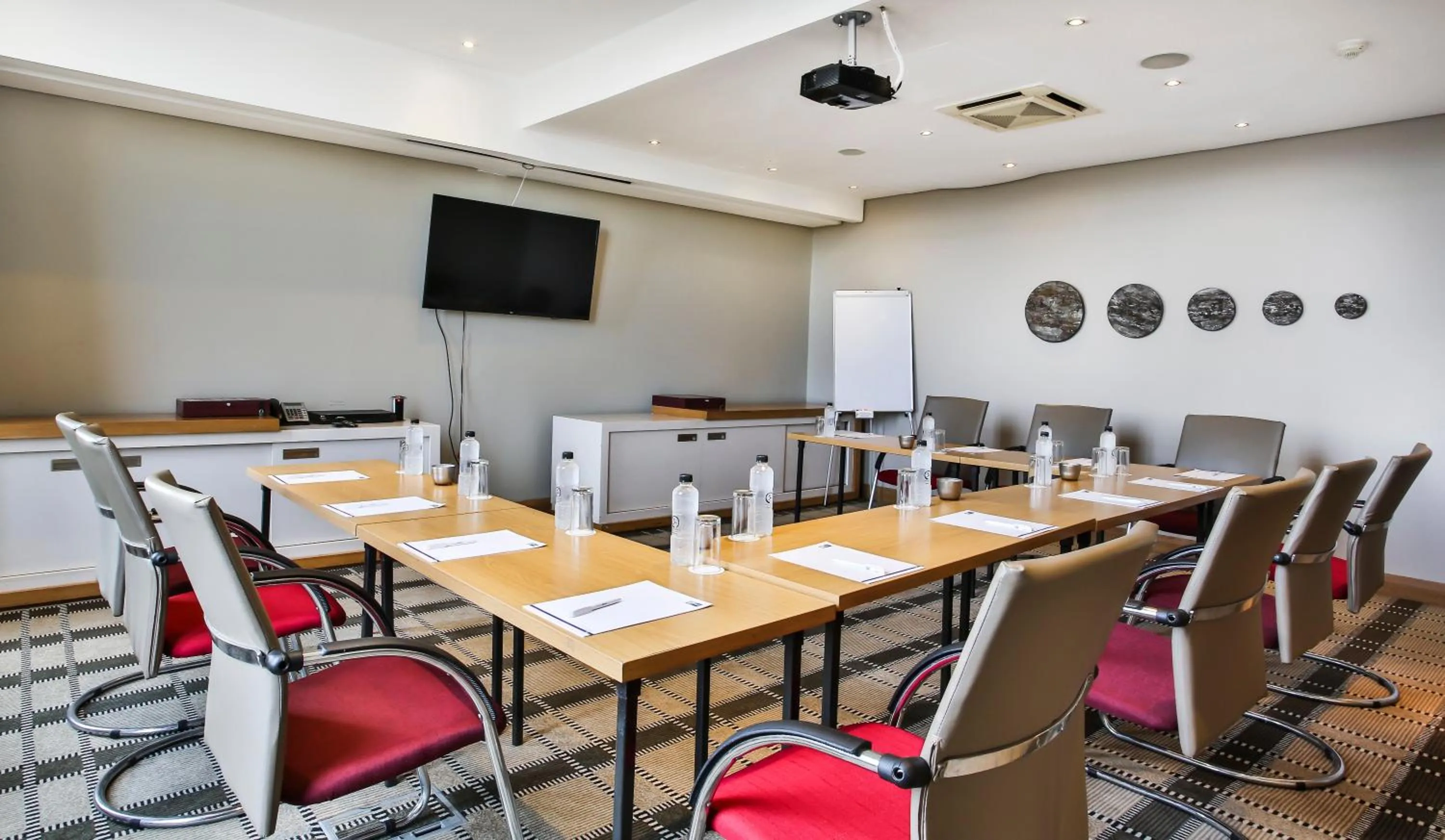 Meeting/conference room in Holiday Inn Express Sandton-Woodmead by IHG