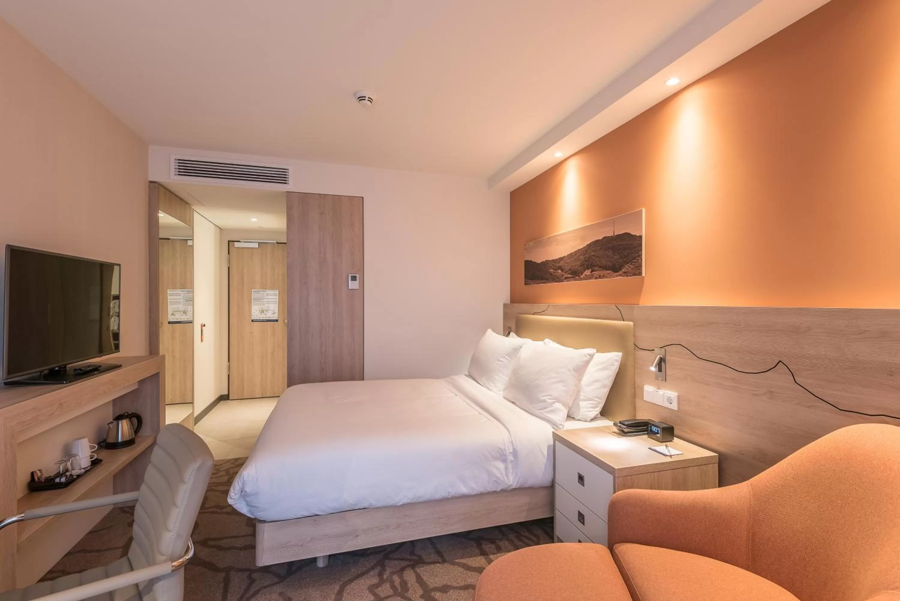 Communal lounge/ TV room, Bed in Hampton By Hilton Freiburg