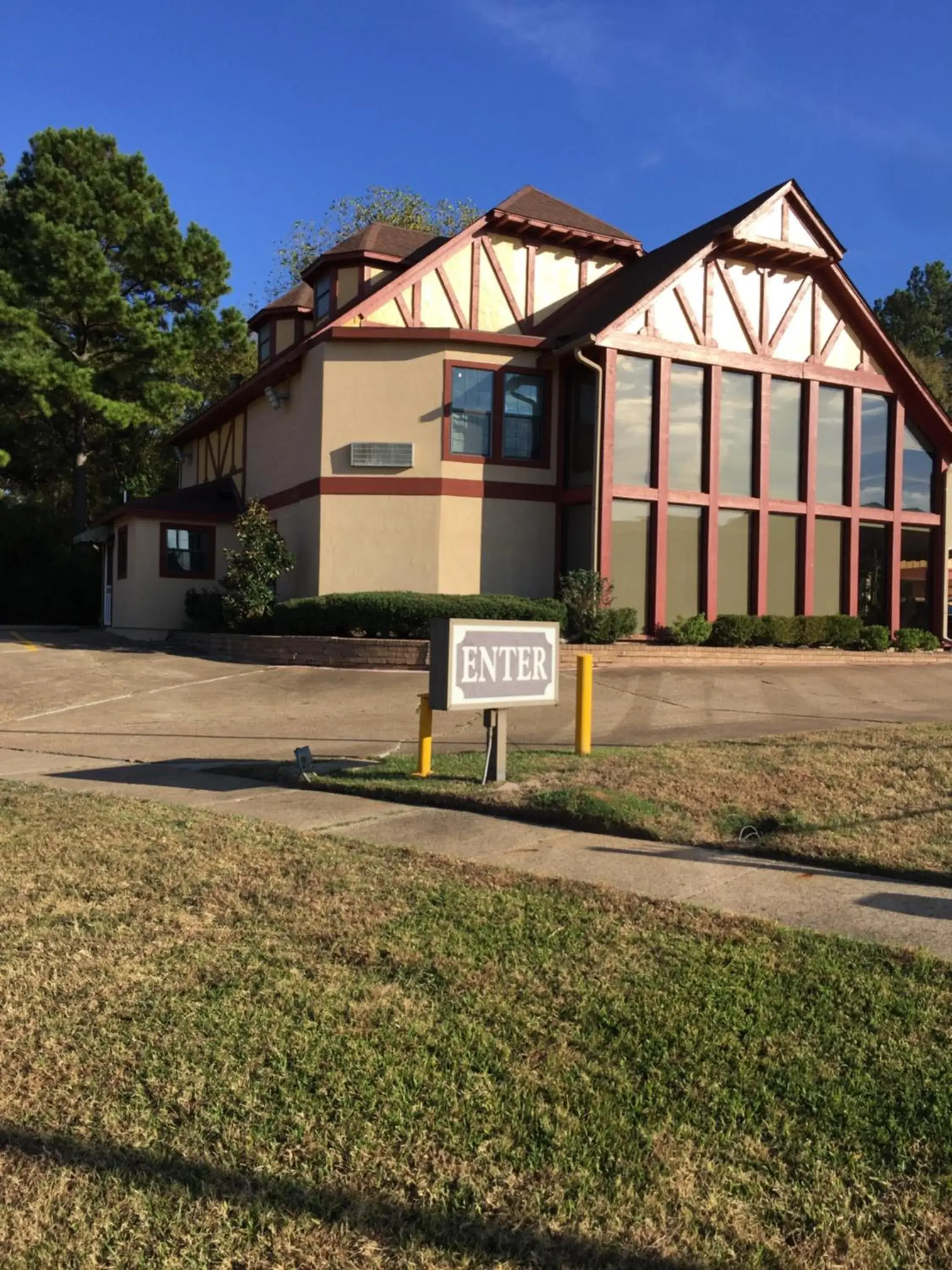 Property building in Stratford Inn Tyler