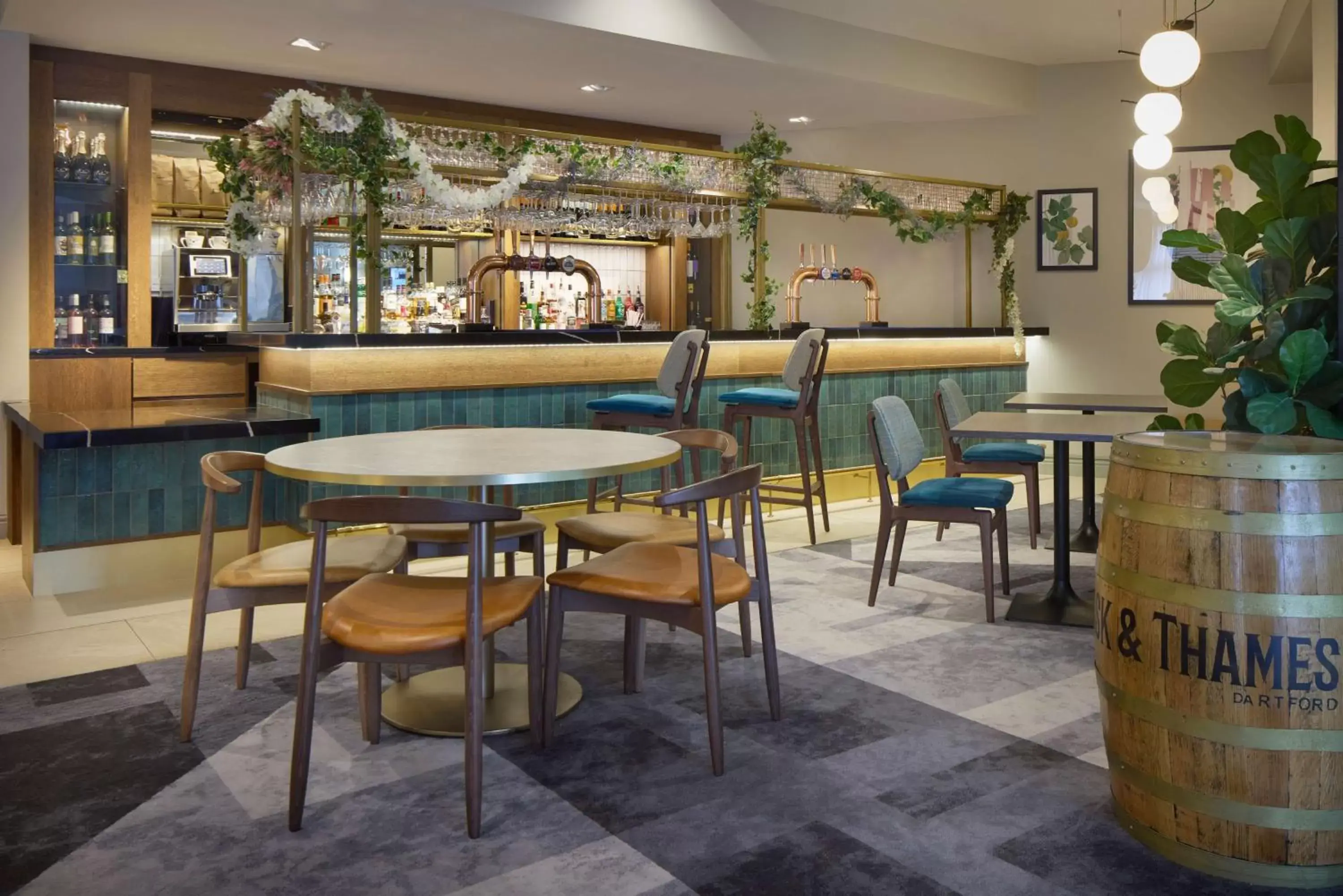 Lounge or bar in DoubleTree by Hilton Dartford Bridge Lounge or bar in DoubleTree by Hilton Dartford Bridge