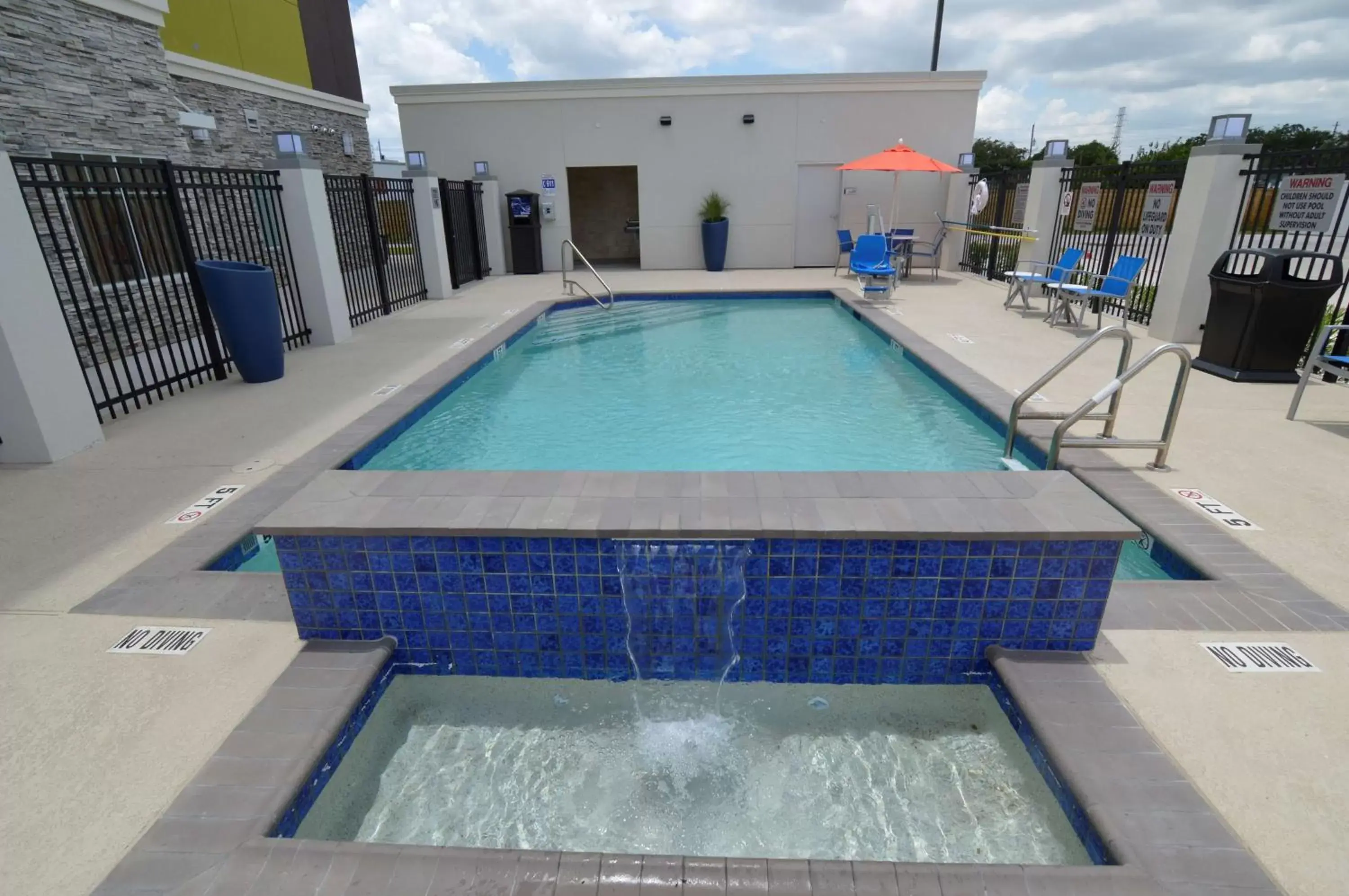Pool view, Swimming Pool in Best Western Plus Pasadena Inn & Suites
