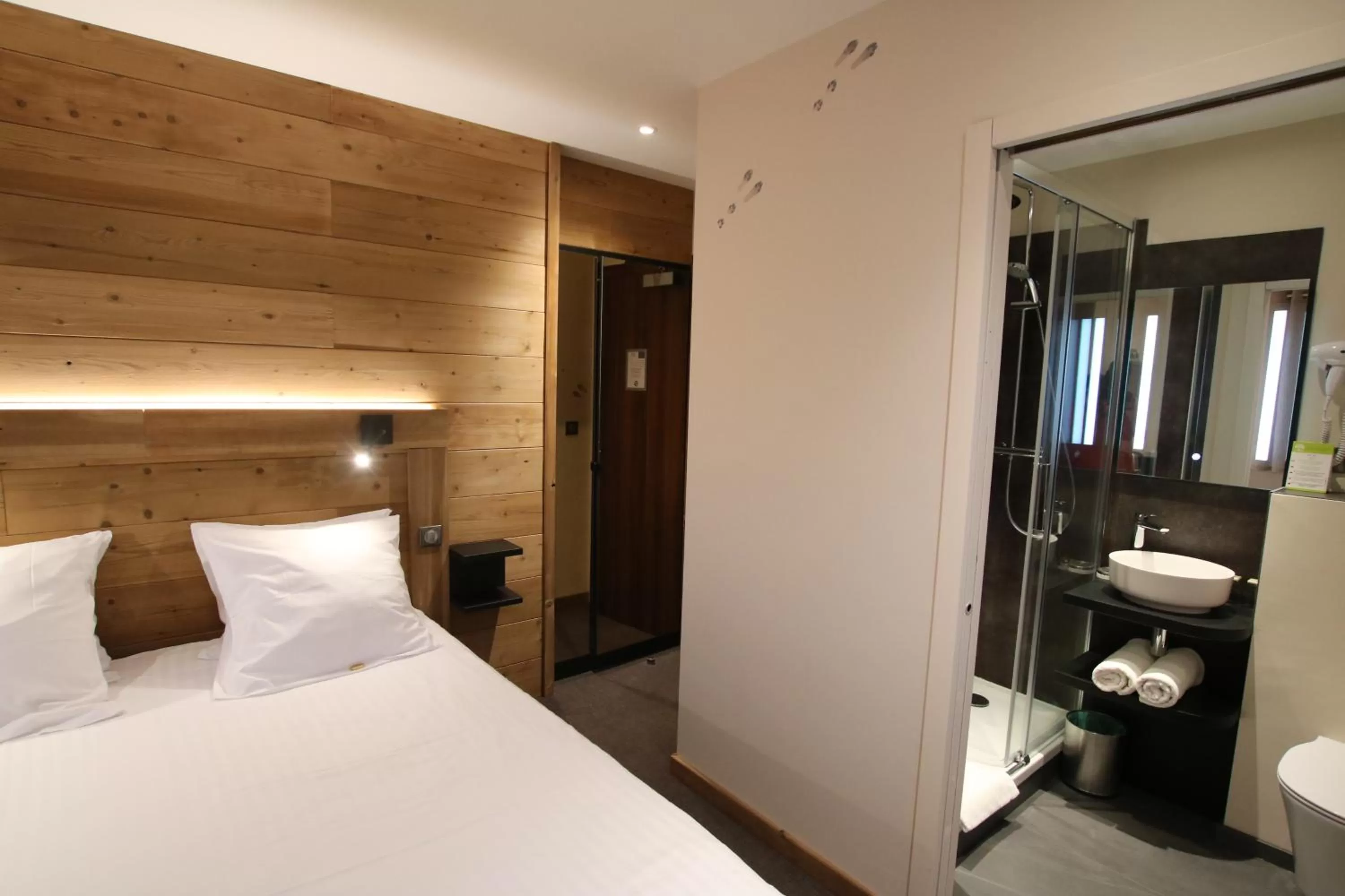 Photo of the whole room, Bed in Les Loges Du Parc