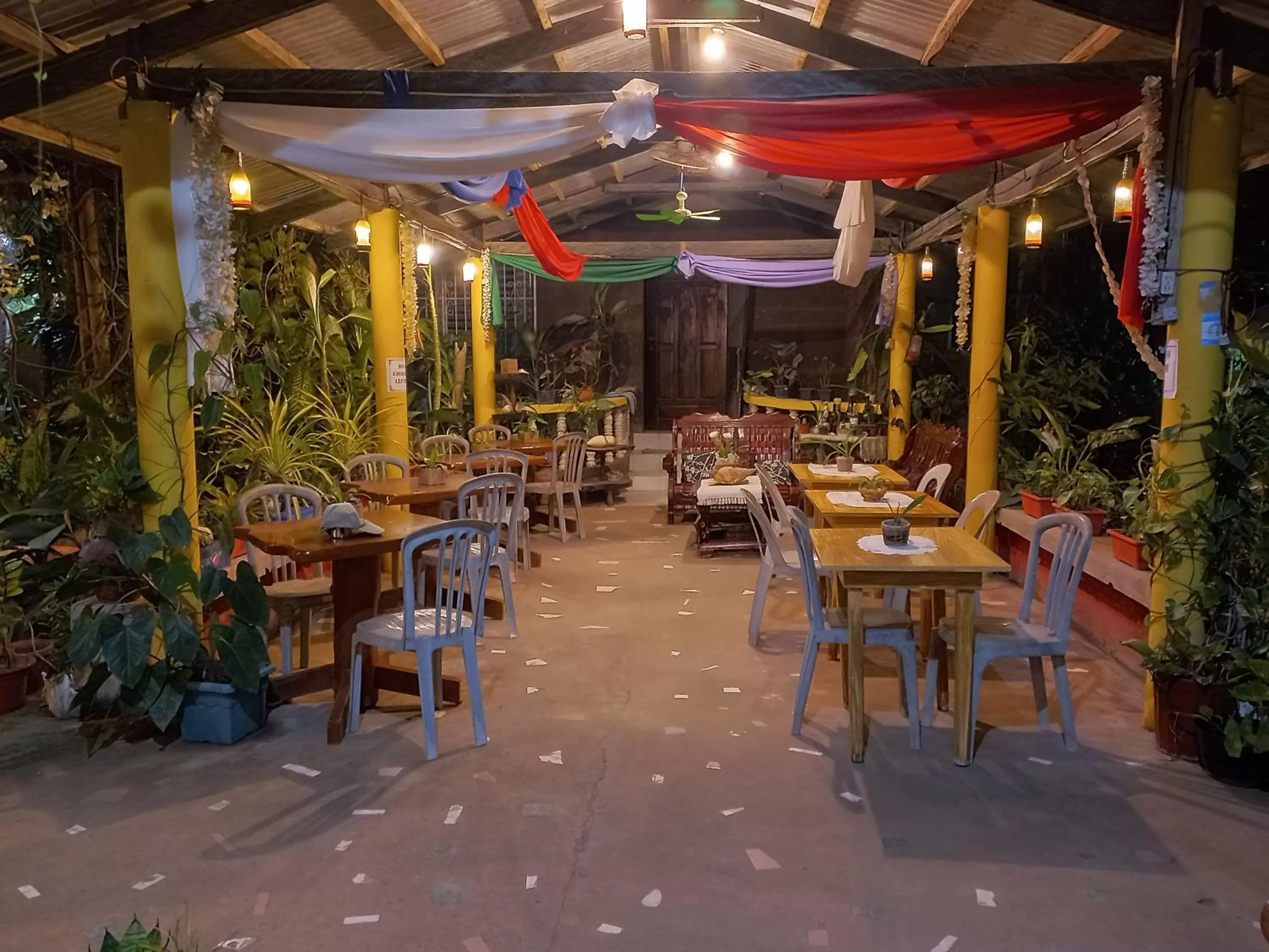 Restaurant/places to eat in Chateau De Aow