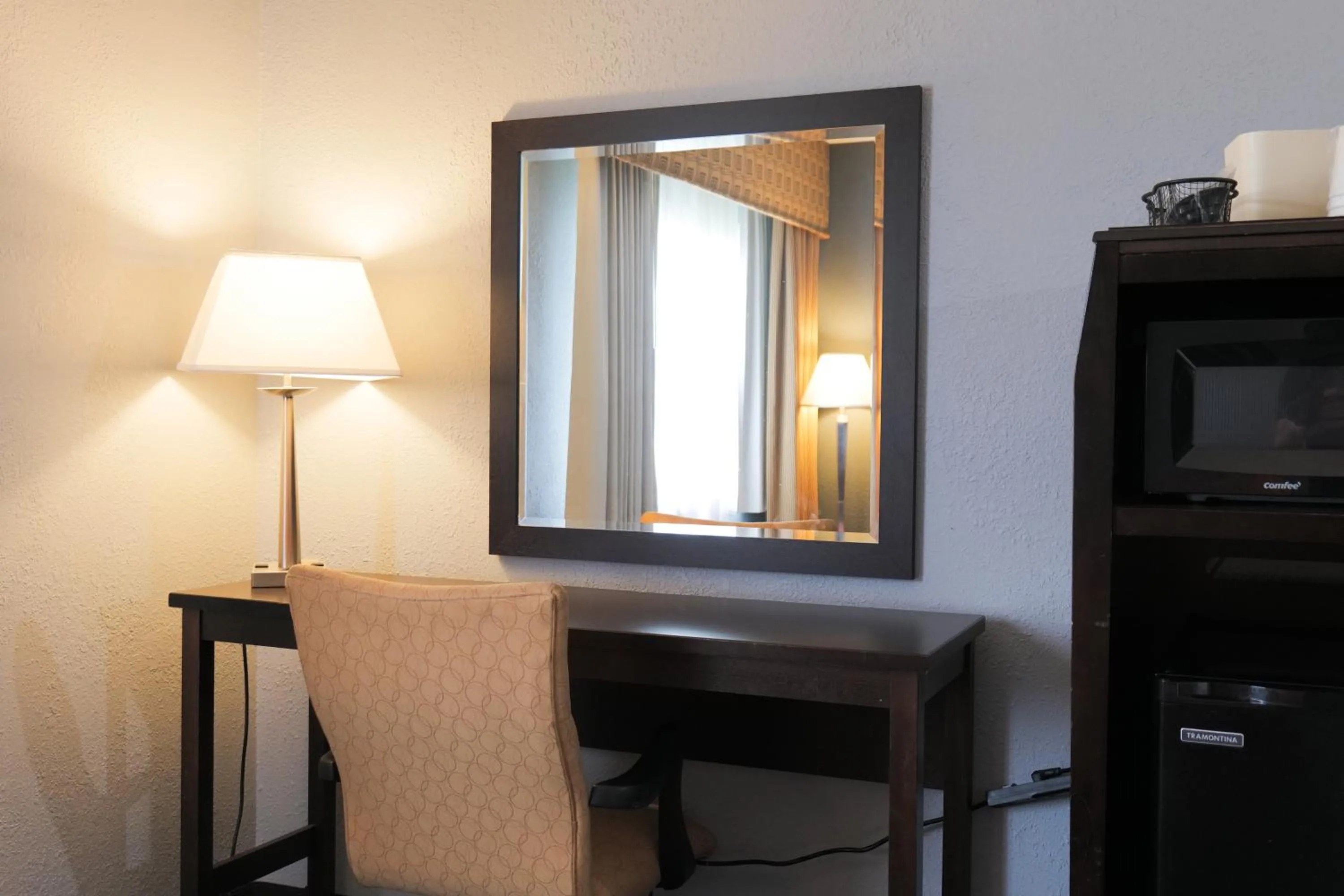 hair dresser in Baymont by Wyndham Flint Airport North