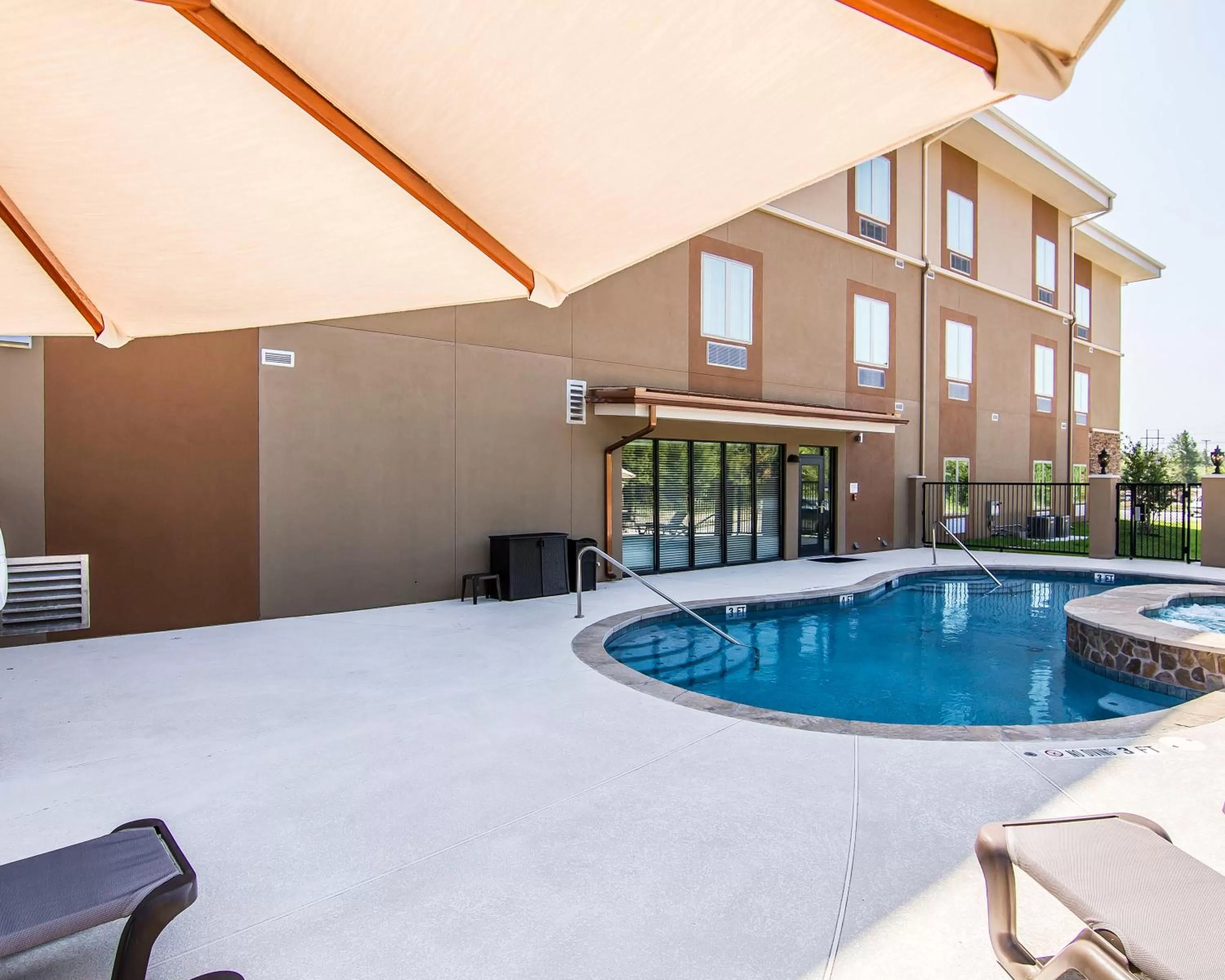Swimming pool in MainStay Suites Lufkin