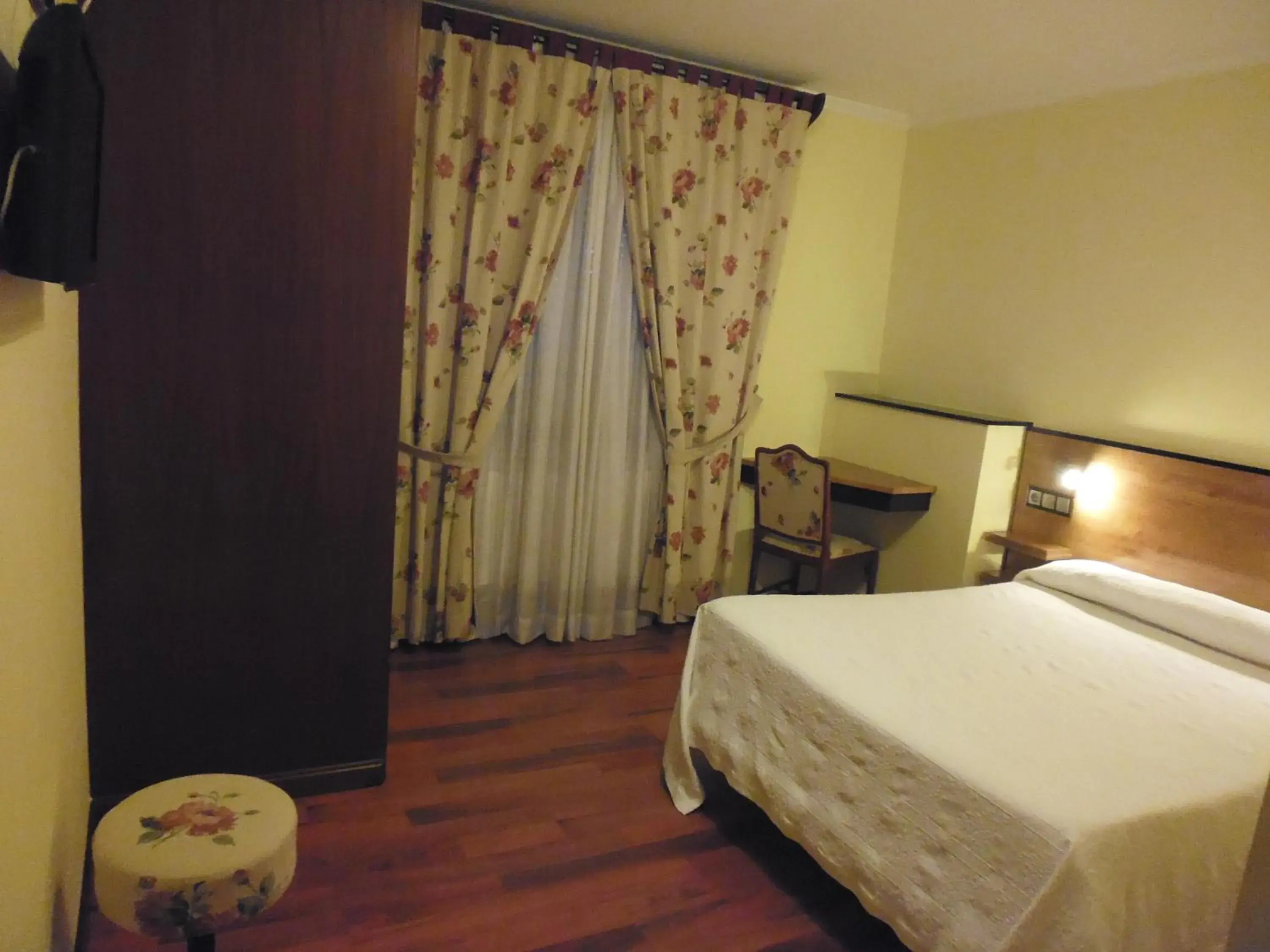 Bedroom, Bed in Cruceiro do Monte