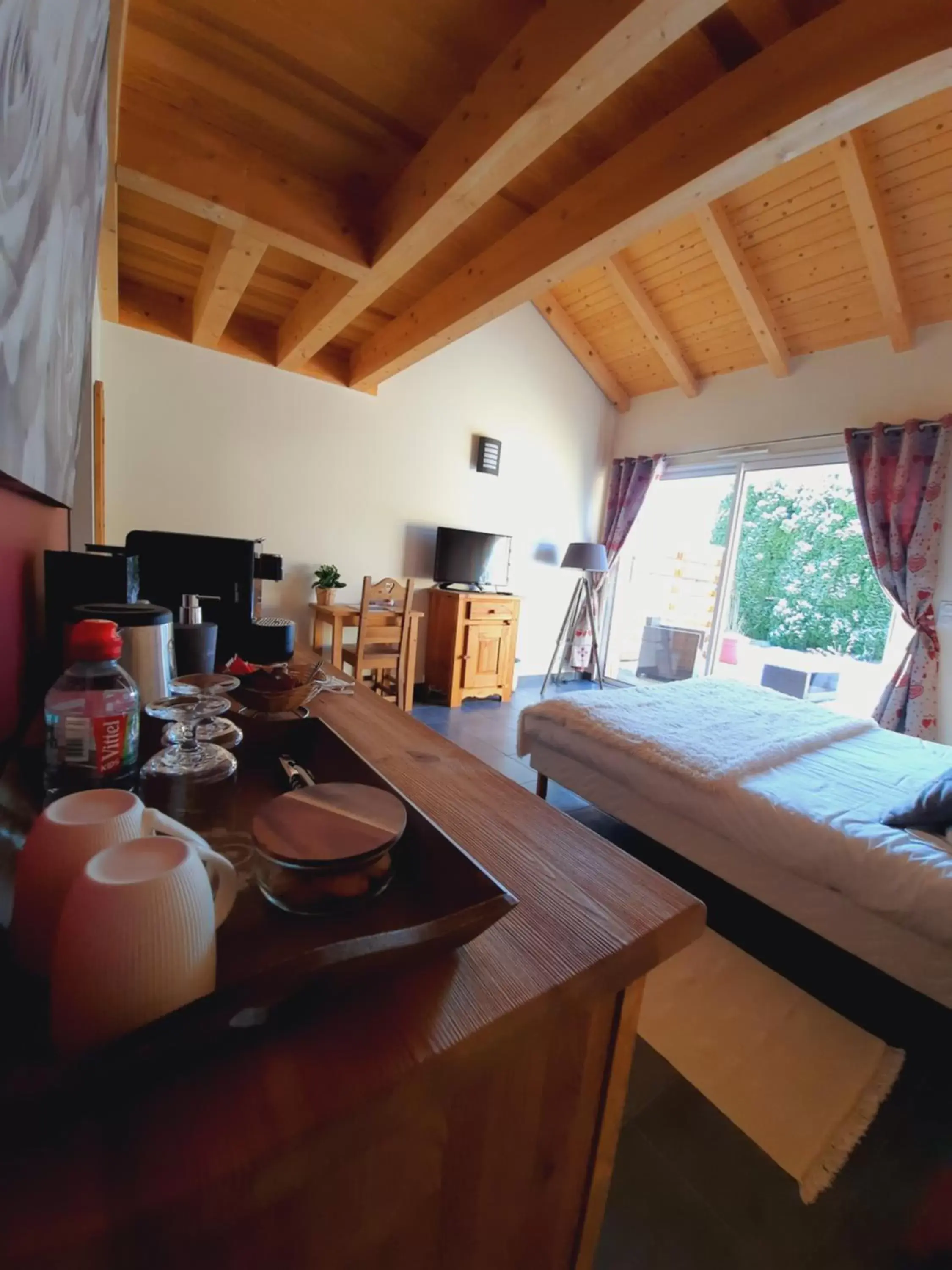 Bedroom, Restaurant/Places to Eat in Au Cœur des Lacs - Chambres d'hôtes