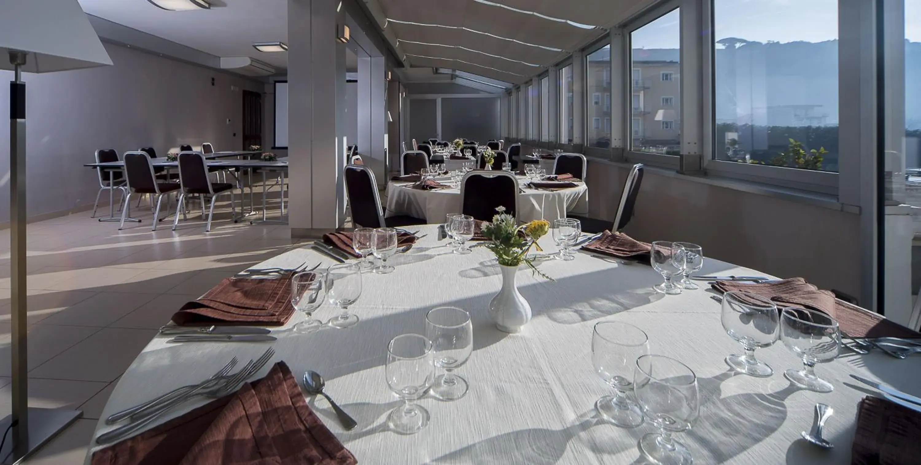 Business facilities, Restaurant/Places to Eat in Suites & Residence Hotel