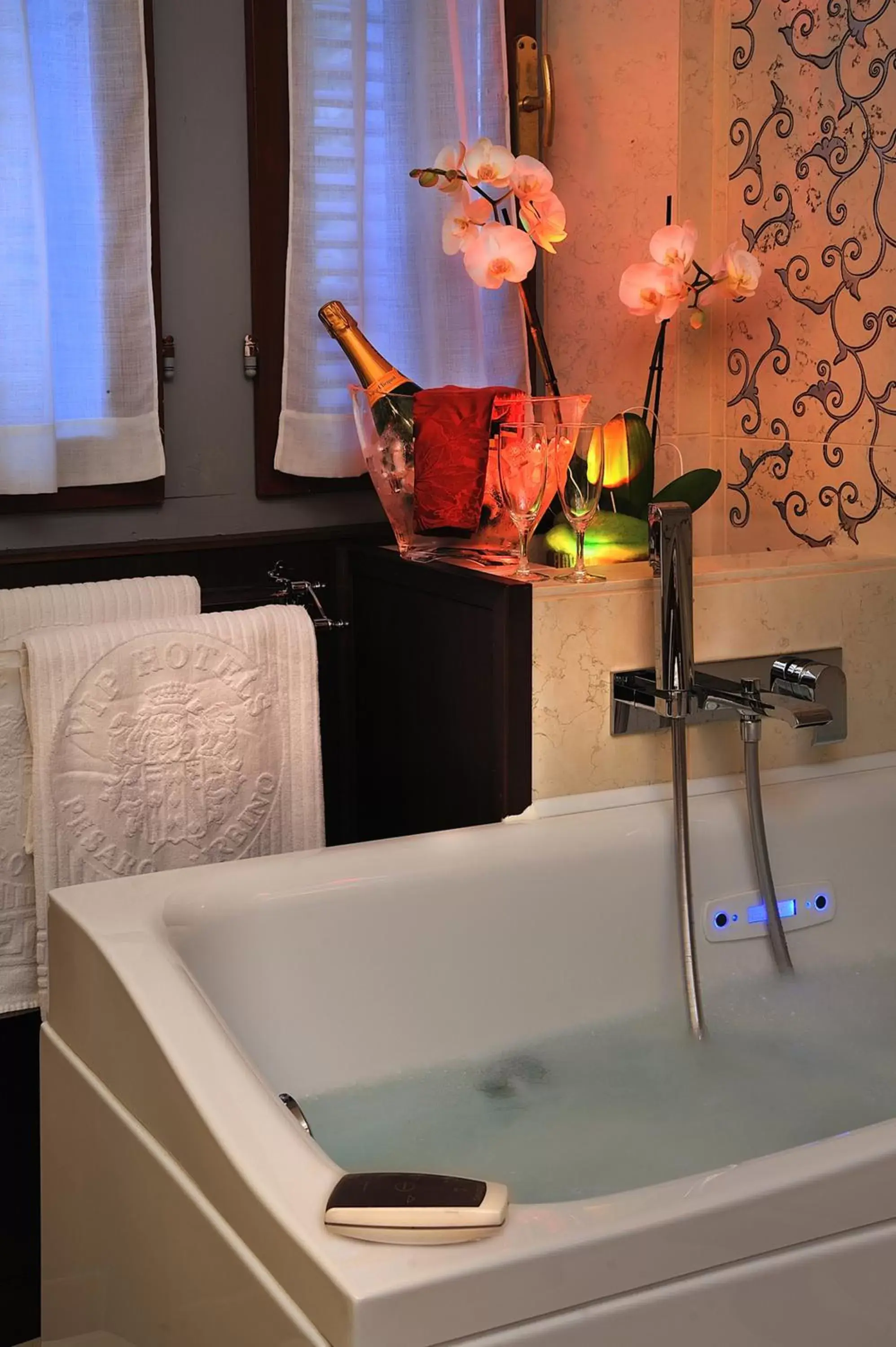 Hot Tub, Bathroom in Hotel Bonconte