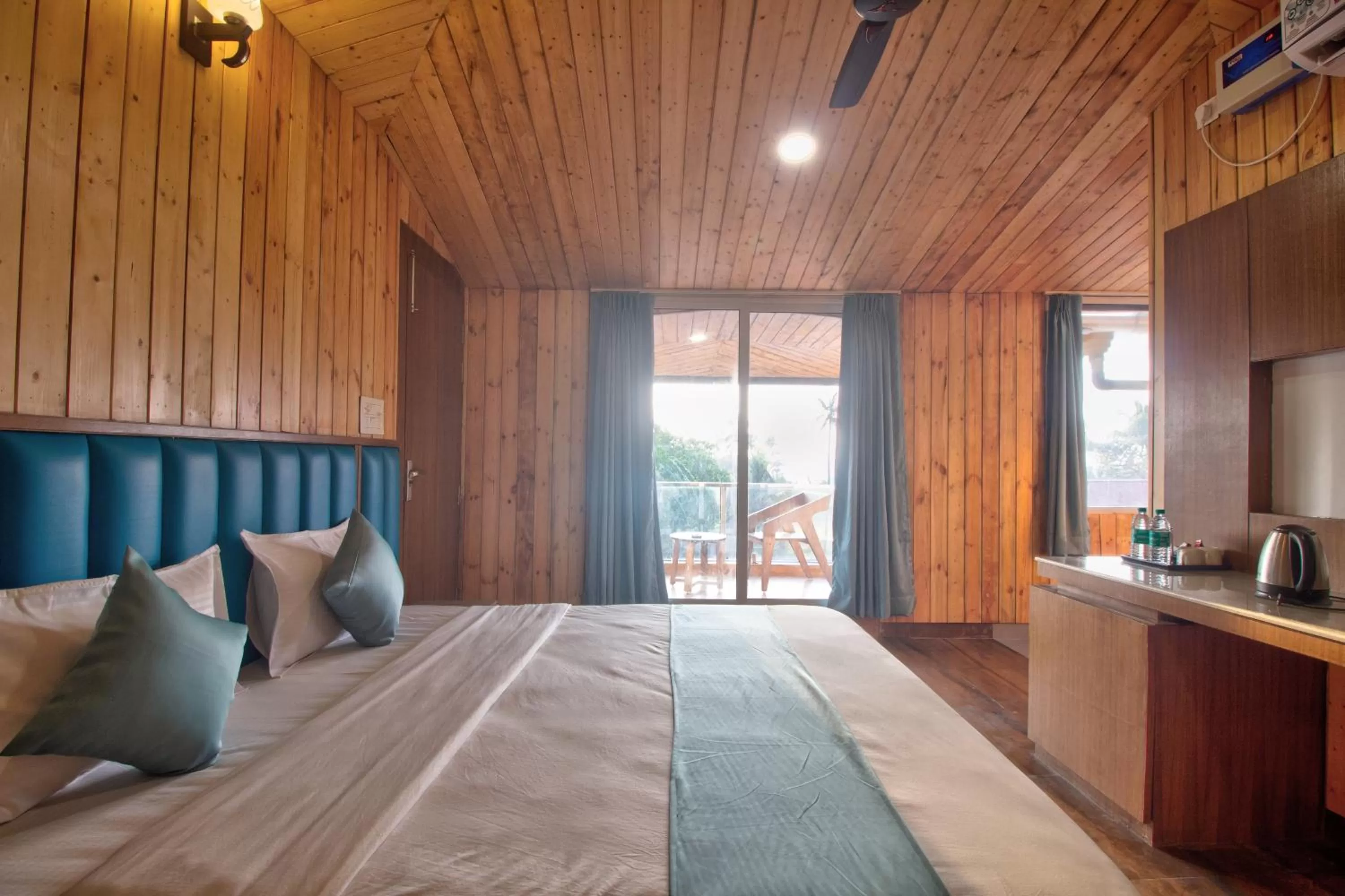 Photo of the whole room, Bed in Oceano Beach Resort