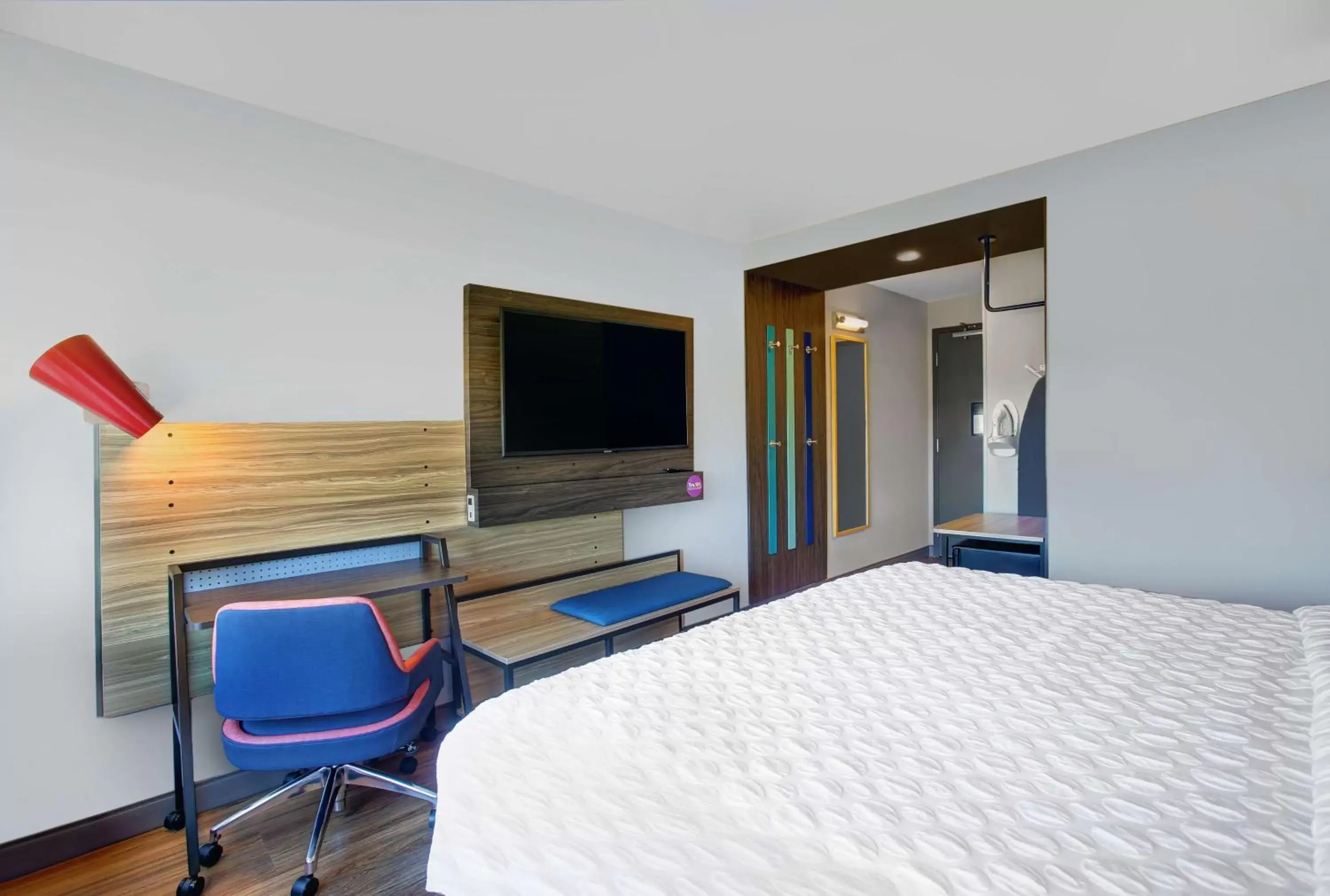 Bed, TV/Entertainment Center in Tru By Hilton Stoughton