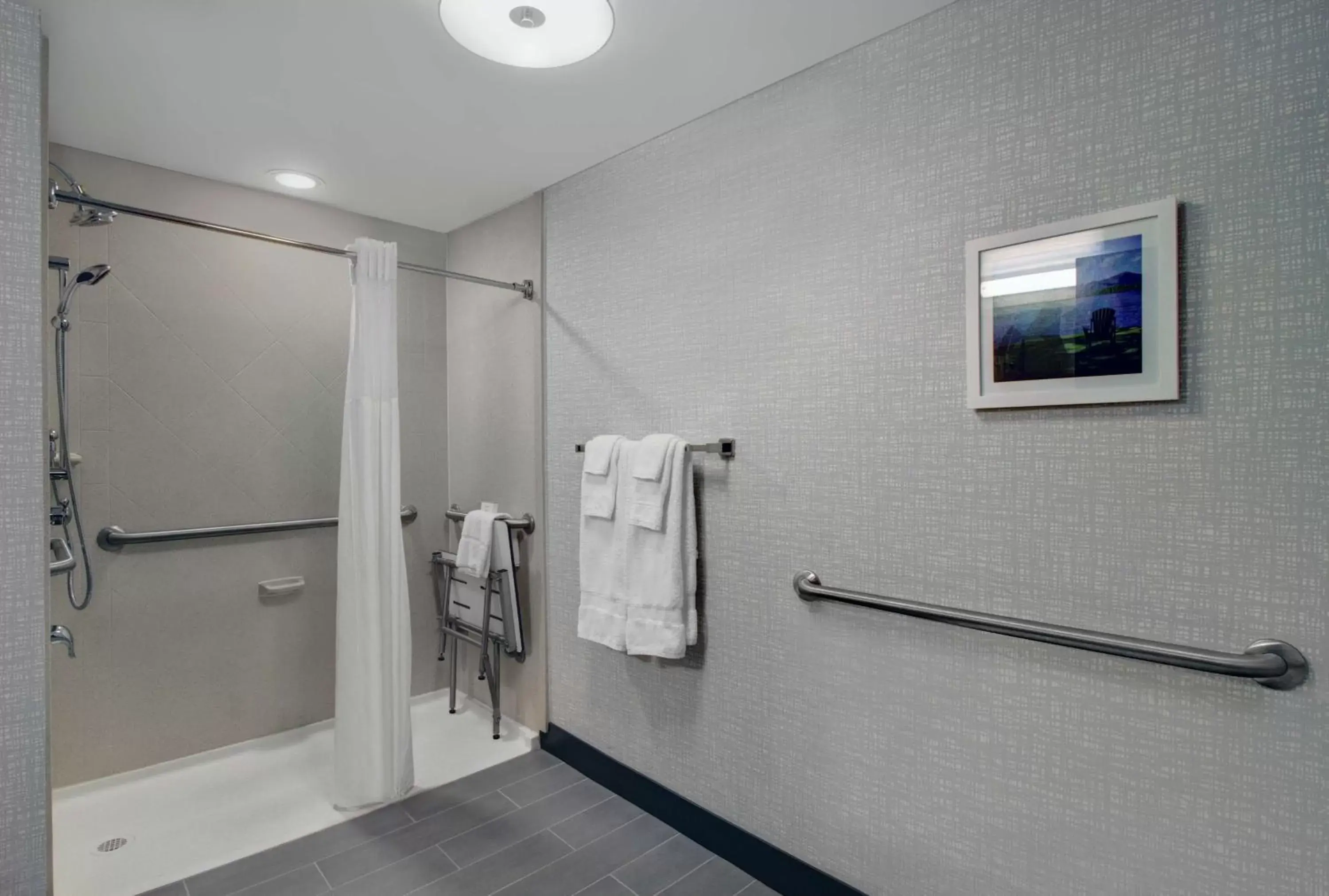 Bathroom in Hampton Inn & Suites by Hilton Syracuse Dewitt