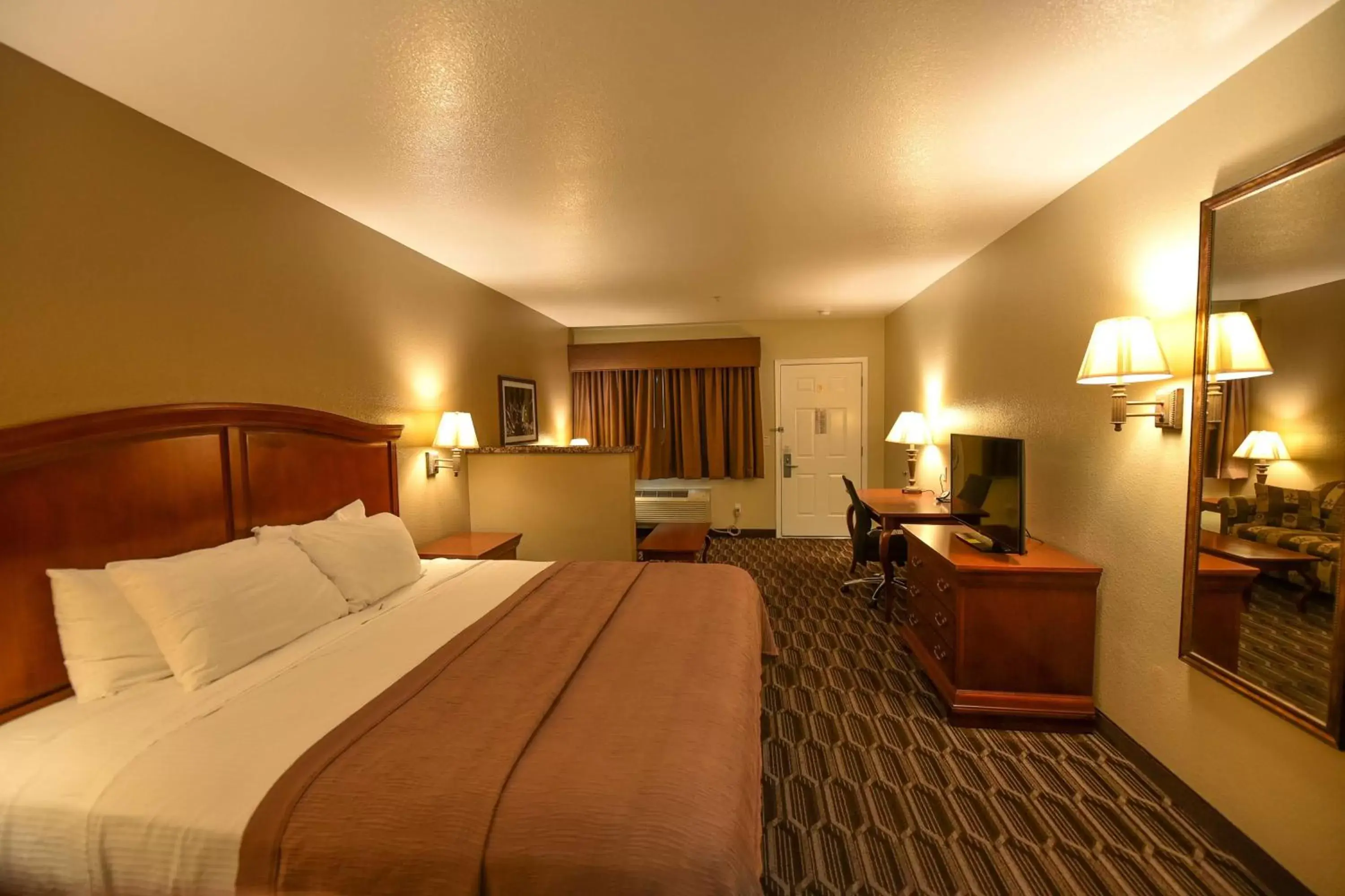 Photo of the whole room, Bed in Best Western Inn of Chandler