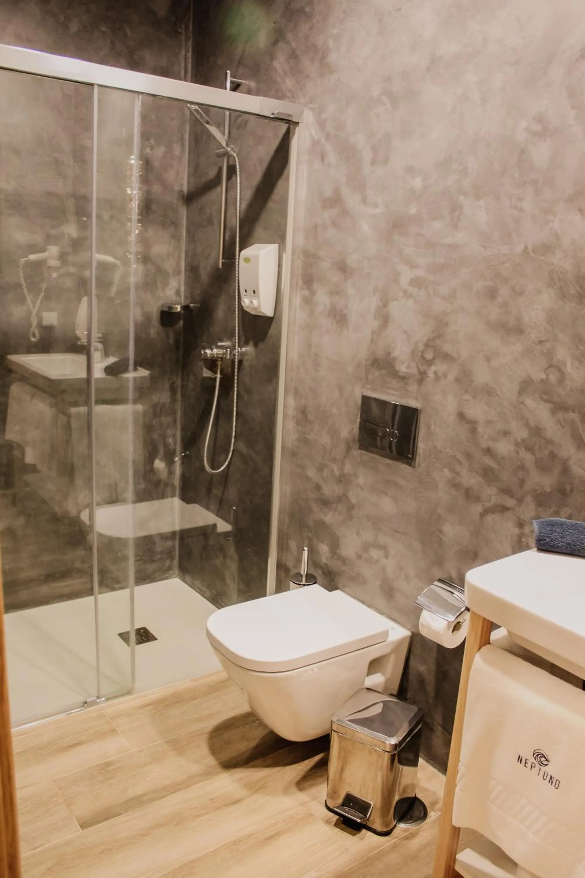 Shower in Hotel Neptuno