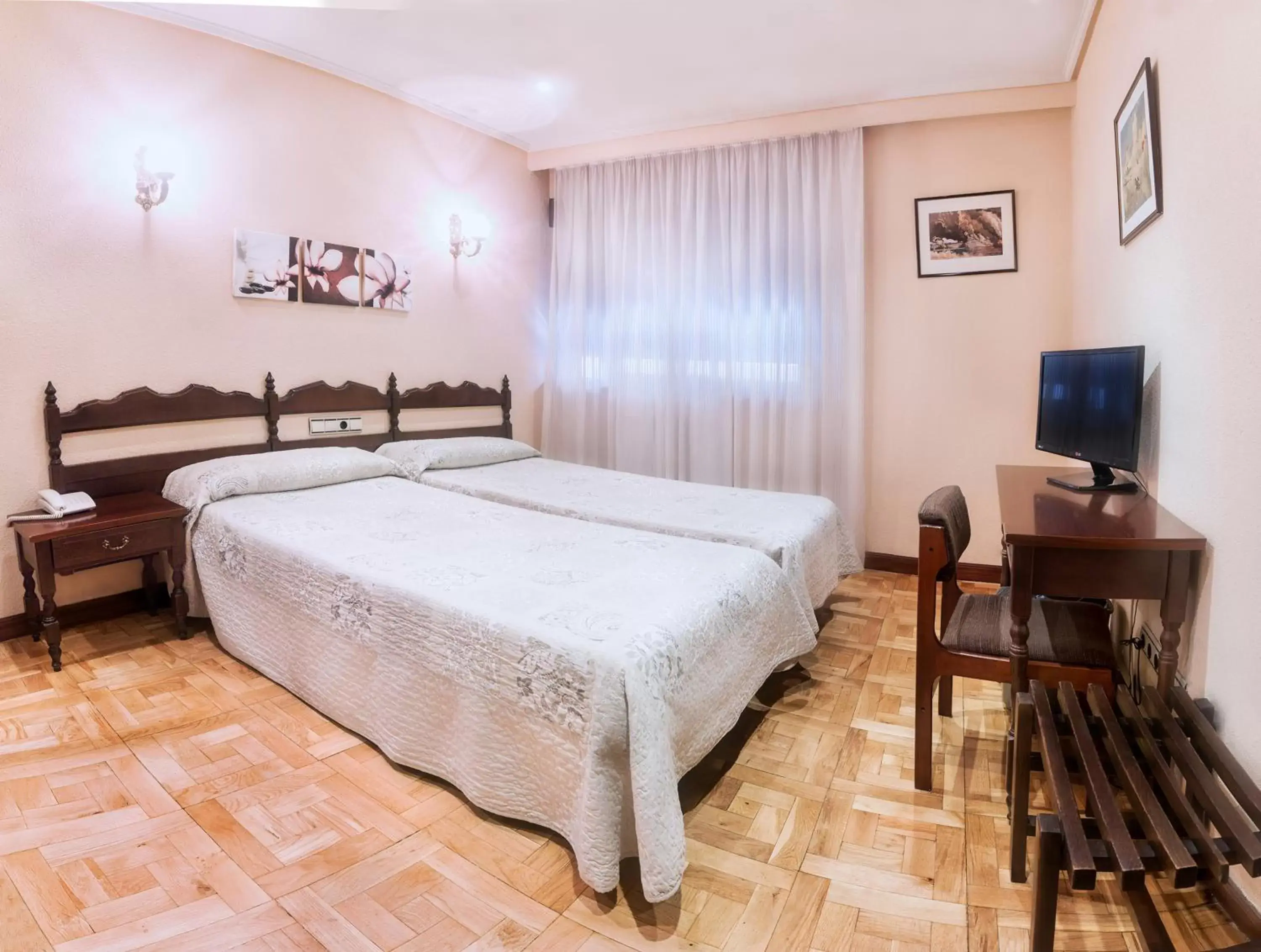 Bed in Hotel Residencia Castellano I