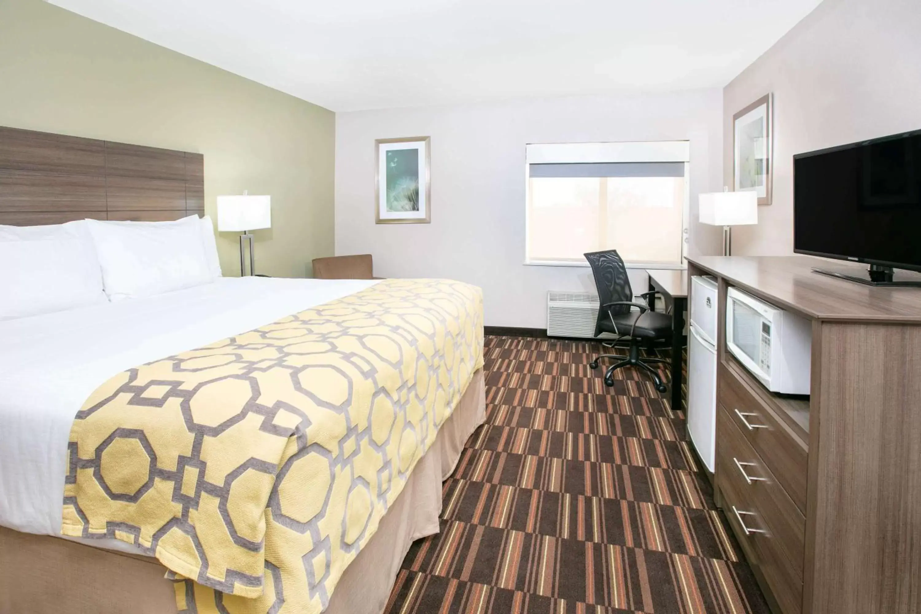 Photo of the whole room, Bed in Baymont by Wyndham Plano