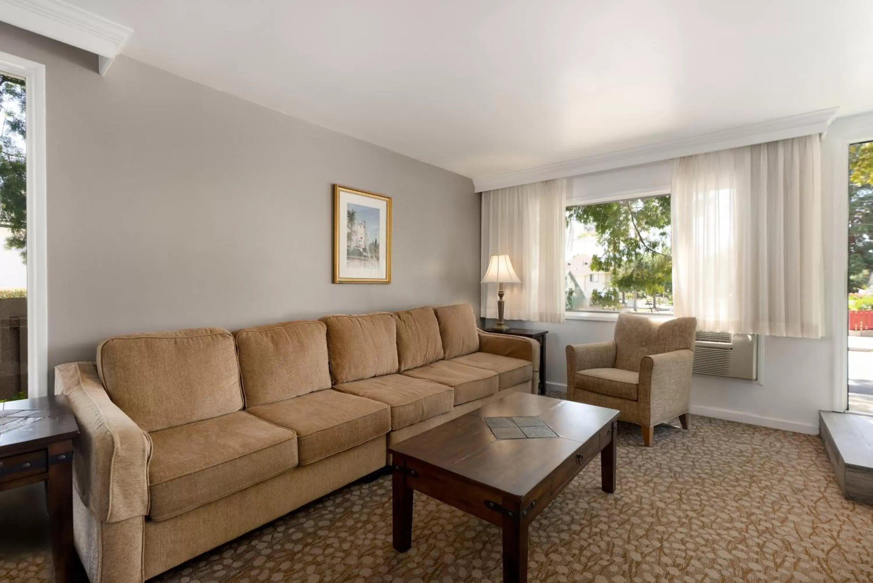 Living room, Seating Area in Best Western Plus Santa Barbara