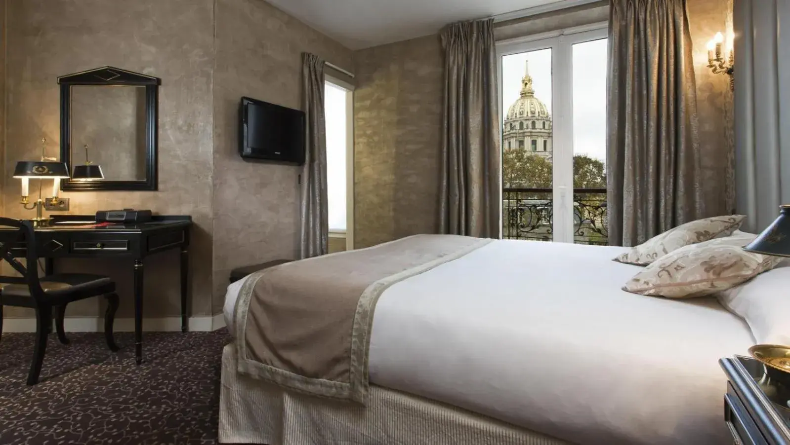 Bed in Hotel de L'Empereur by Malone