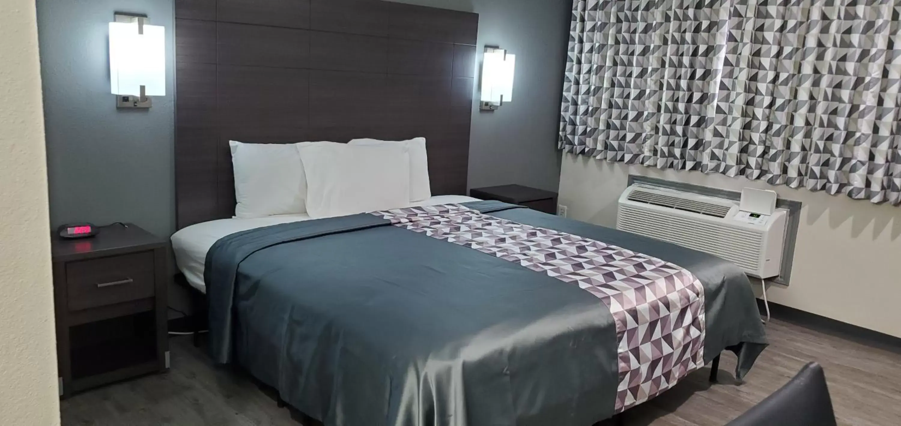 Bed in Crescent Park Motel & Suites