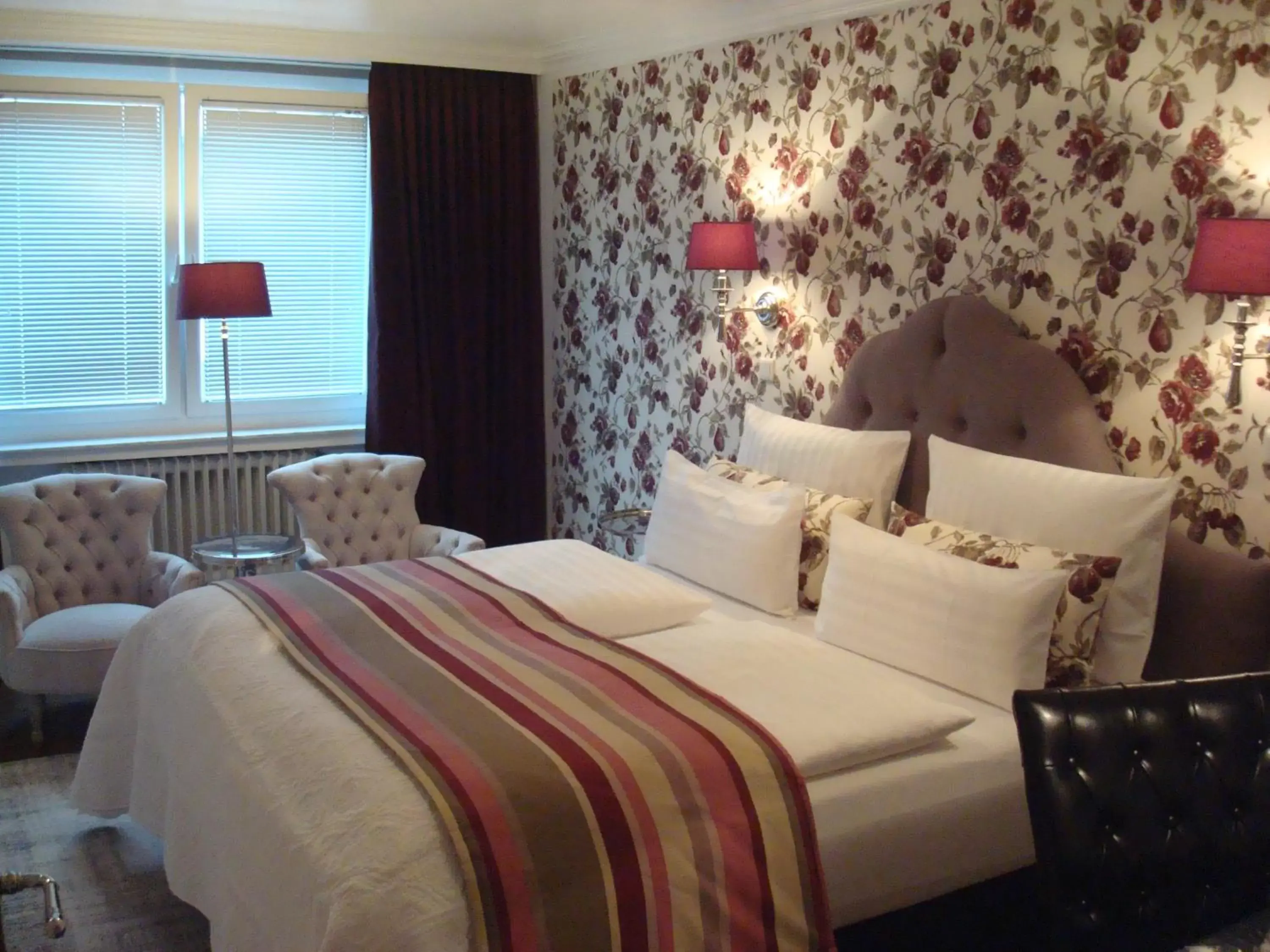 Photo of the whole room, Bed in Hotel Sir & Lady Astor