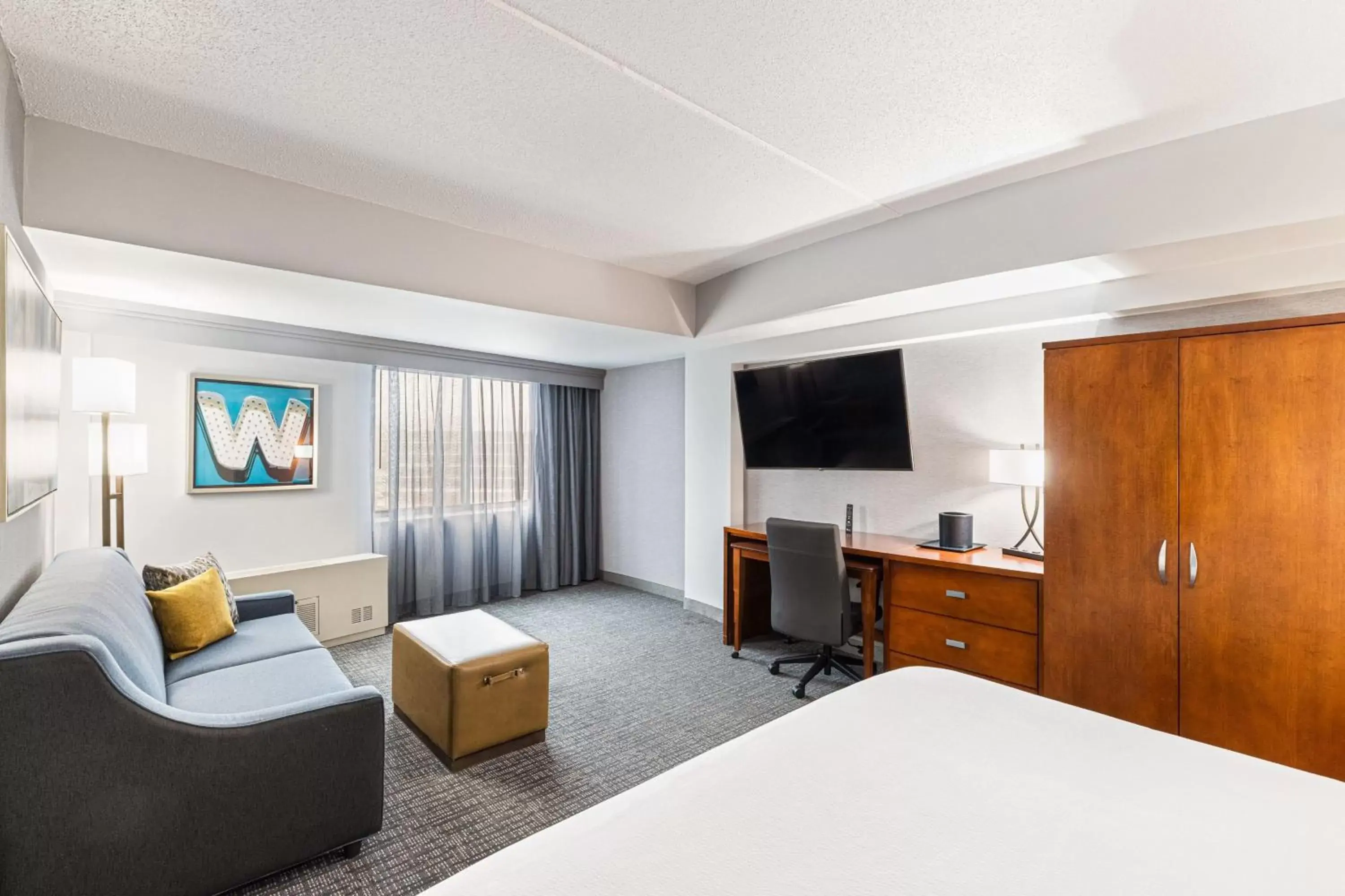 Photo of the whole room, TV/Entertainment Center in Courtyard by Marriott Boston Waltham