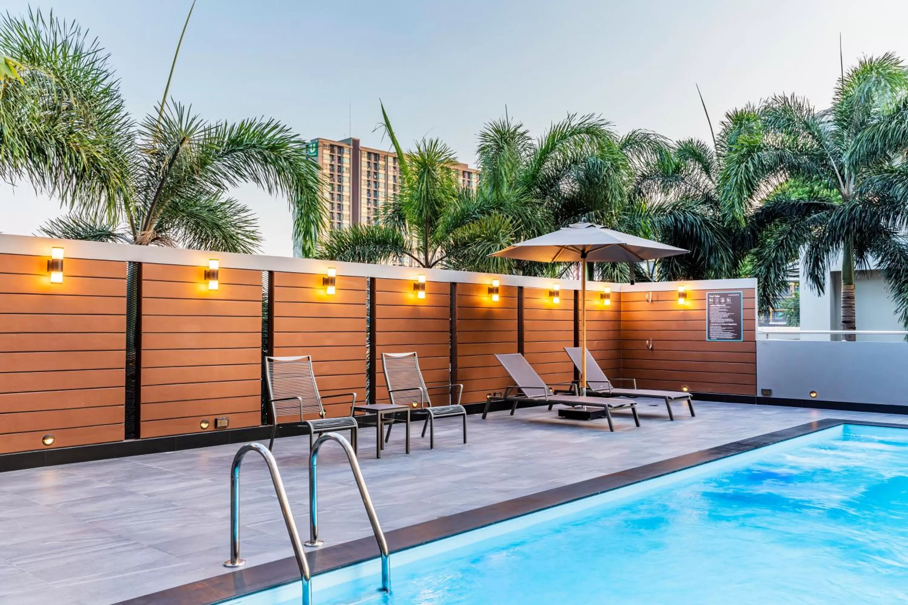 Swimming pool in Livotel Hotel Hua Mak Bangkok