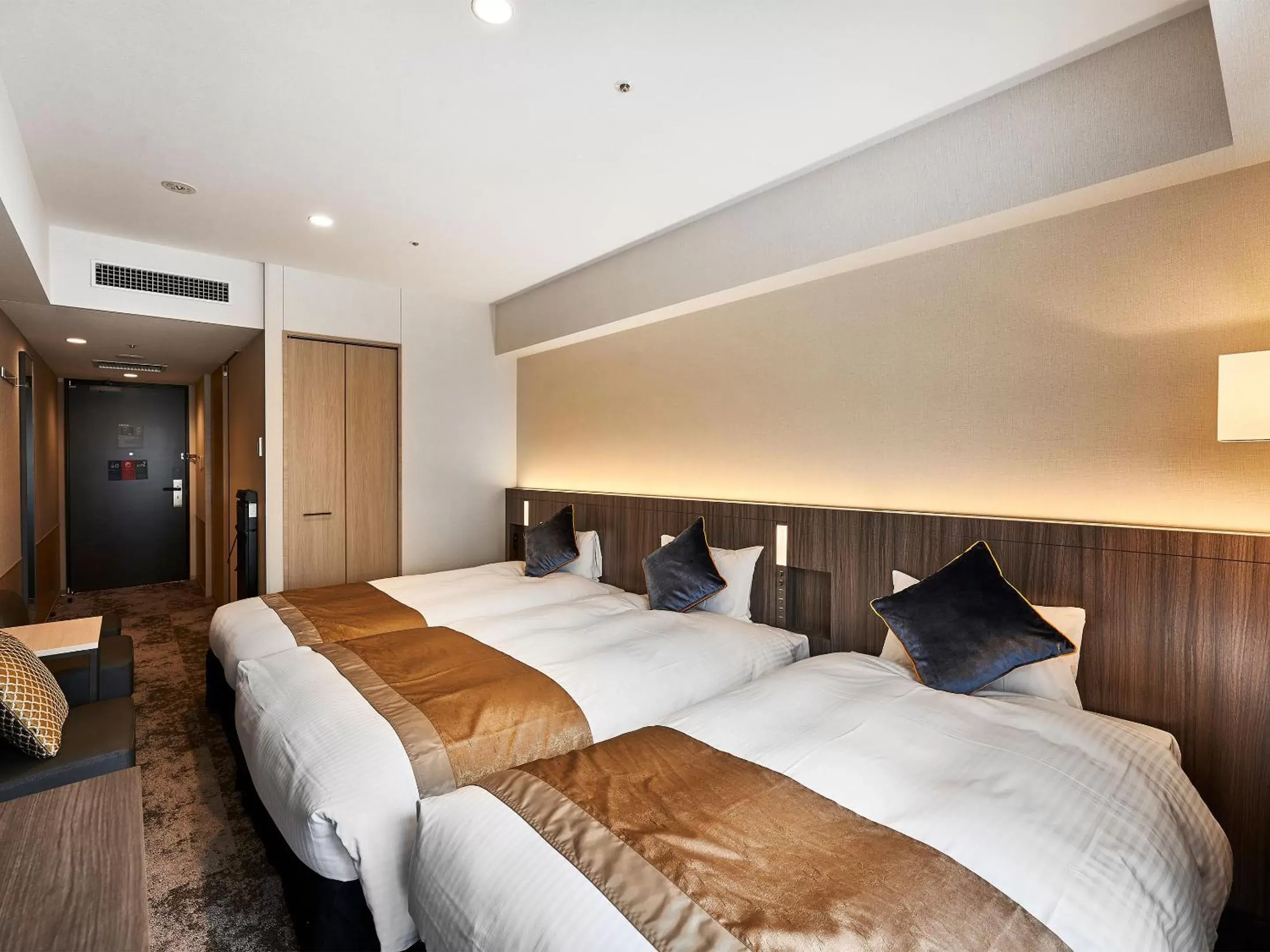 Bed in DEL style Osaka-Shinsaibashi by Daiwa Roynet Hotel Bed in DEL style Osaka-Shinsaibashi by Daiwa Roynet Hotel