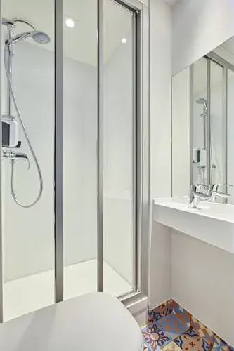 Shower, Bathroom in hotelF1 Compiègne