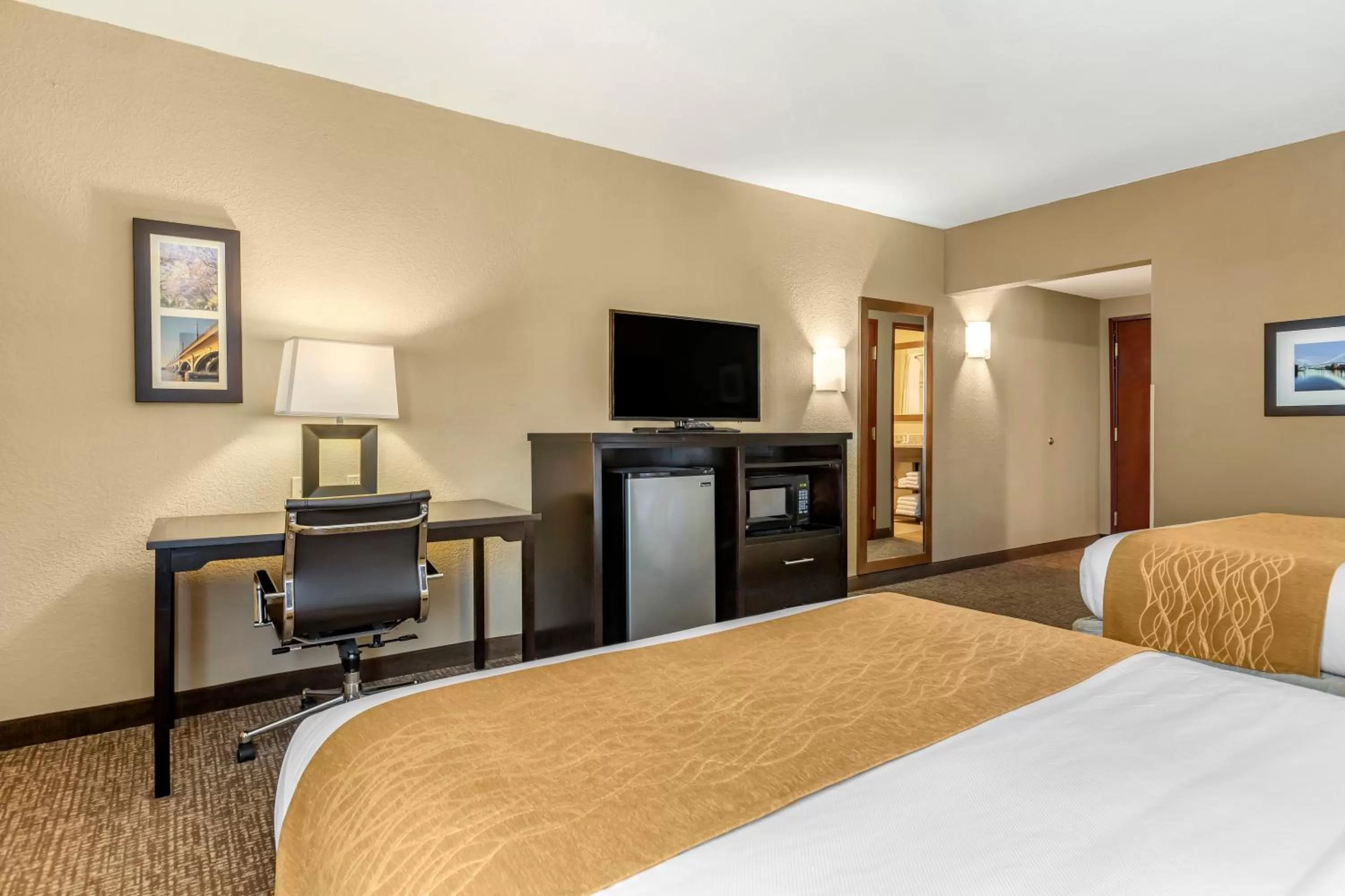 Bed in Comfort Inn & Suites Allen Park - Dearborn