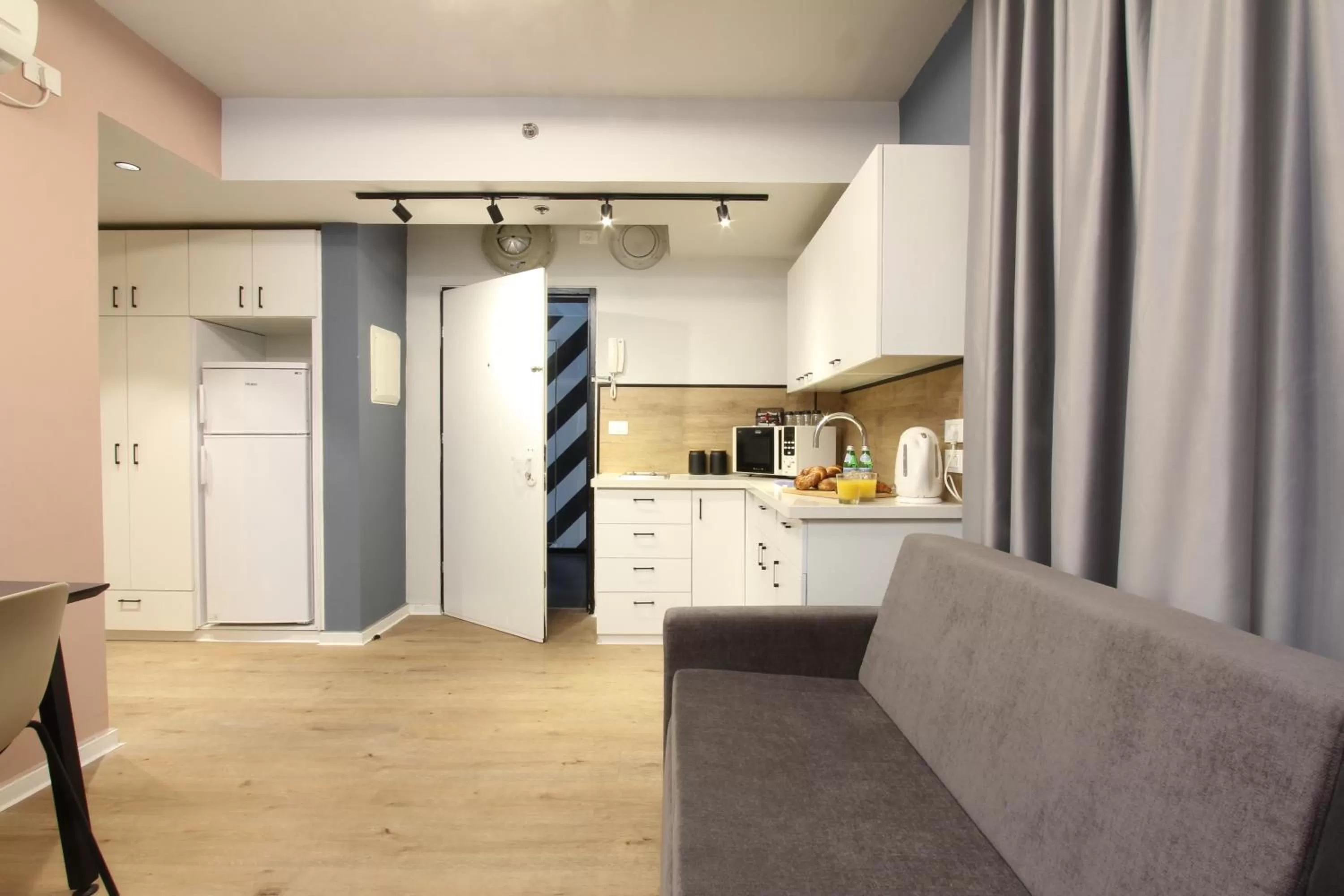 Kitchen or kitchenette in דירות גני תערוכה - TLV university apartments near Expo by Sea N' Rent