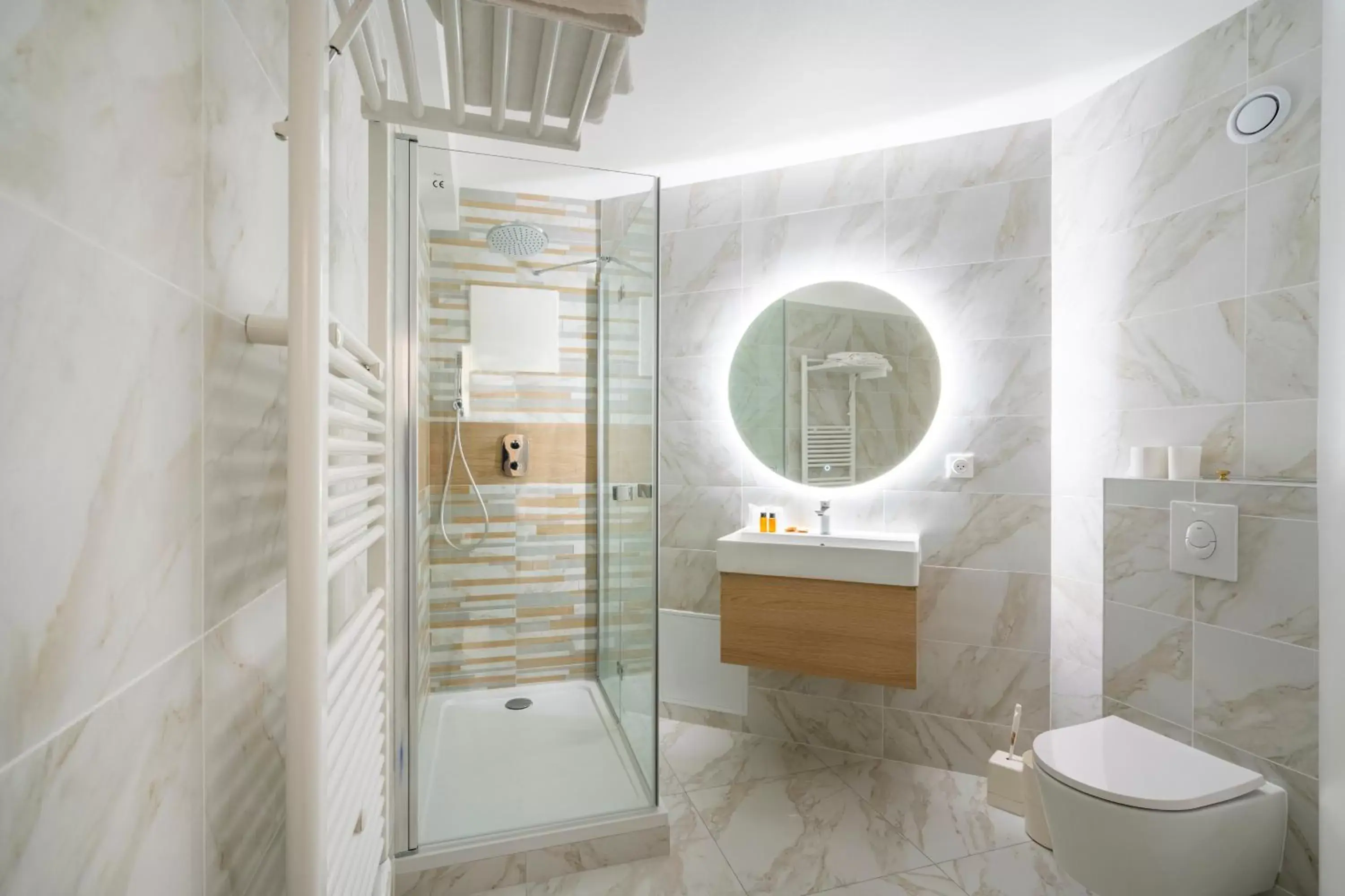 Shower, Bathroom in Cit Hotel LA PYRAMIDE