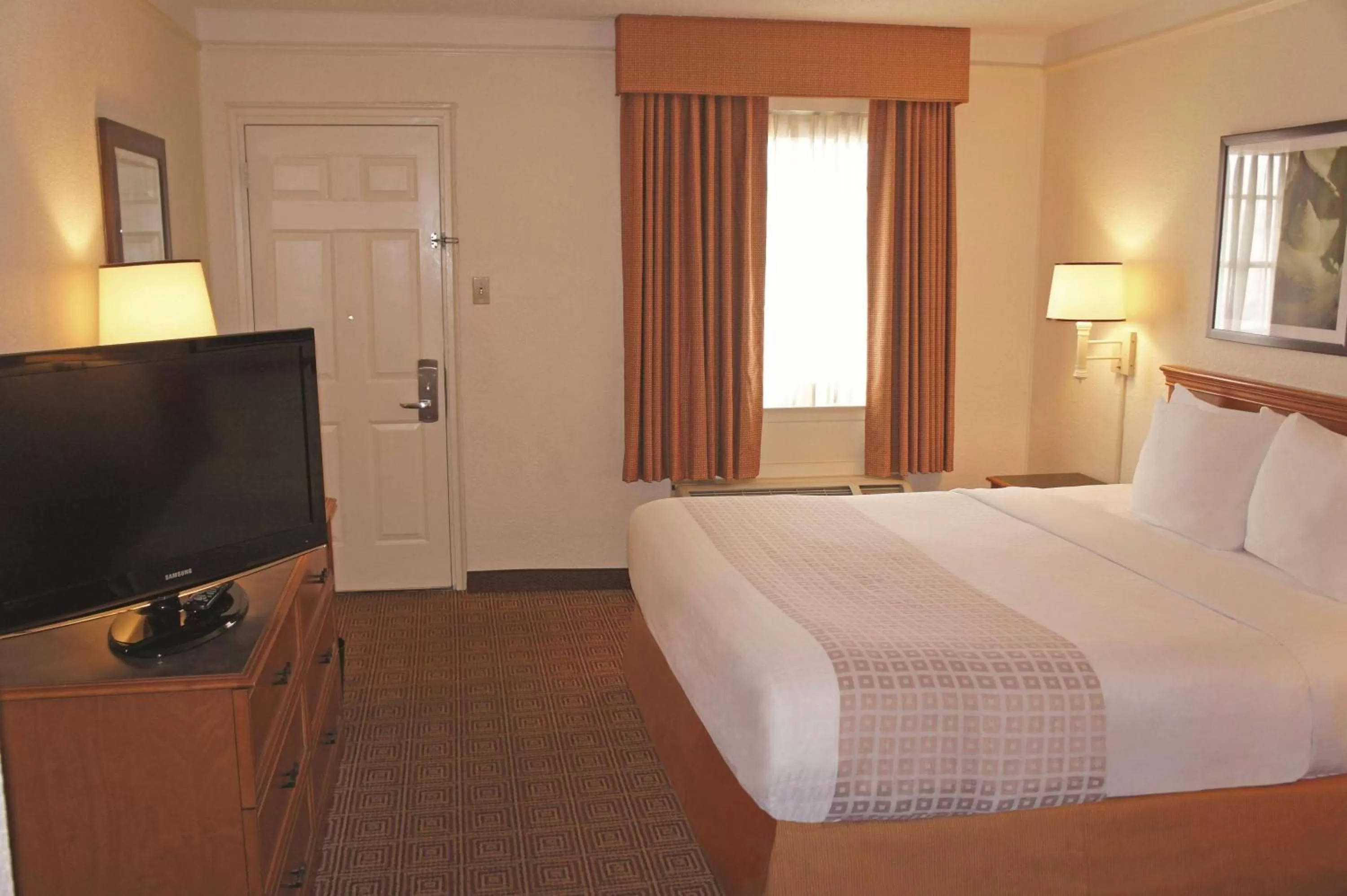 Photo of the whole room in Baymont by Wyndham San Antonio South Park