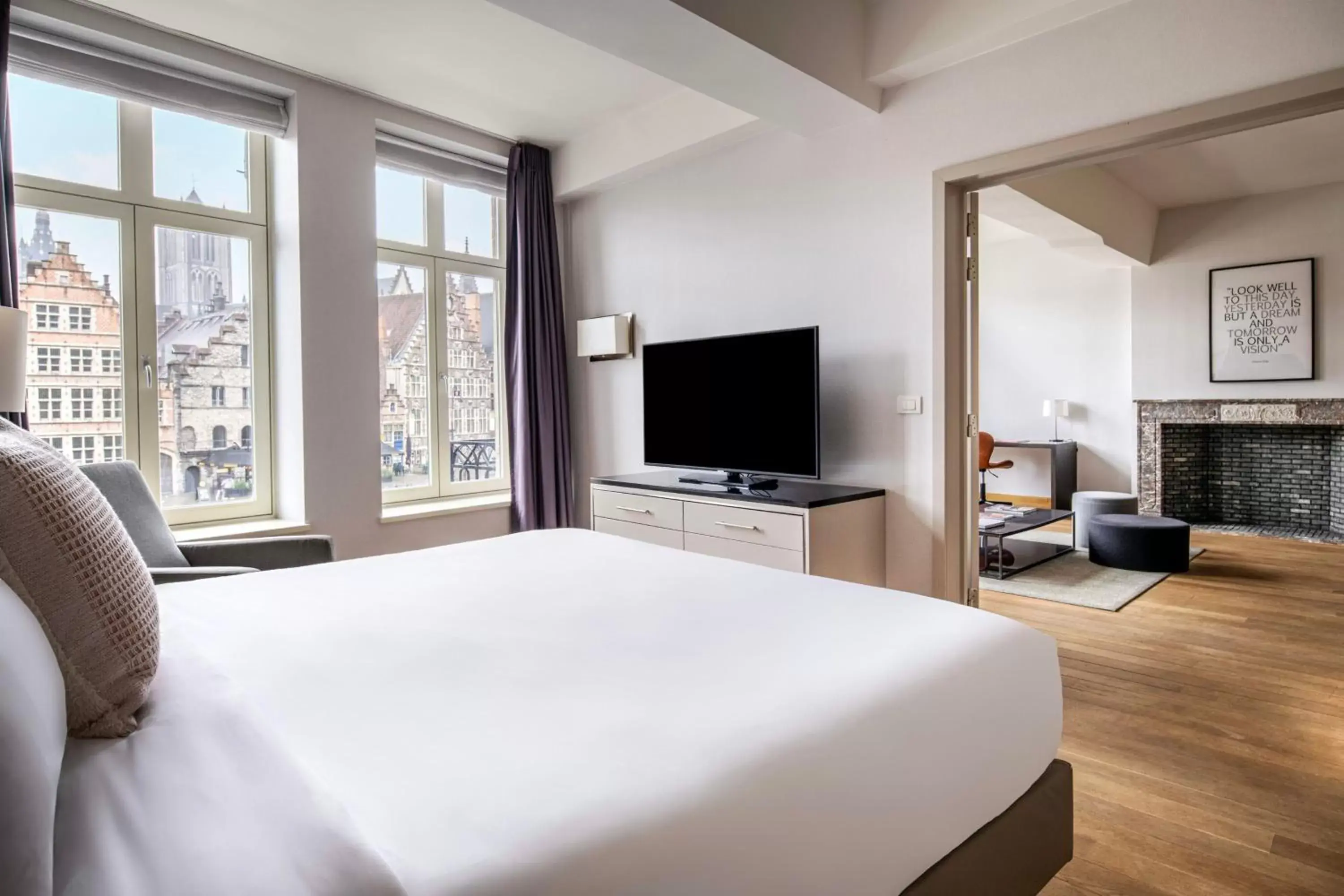 Bedroom, TV/Entertainment Center in Ghent Marriott Hotel