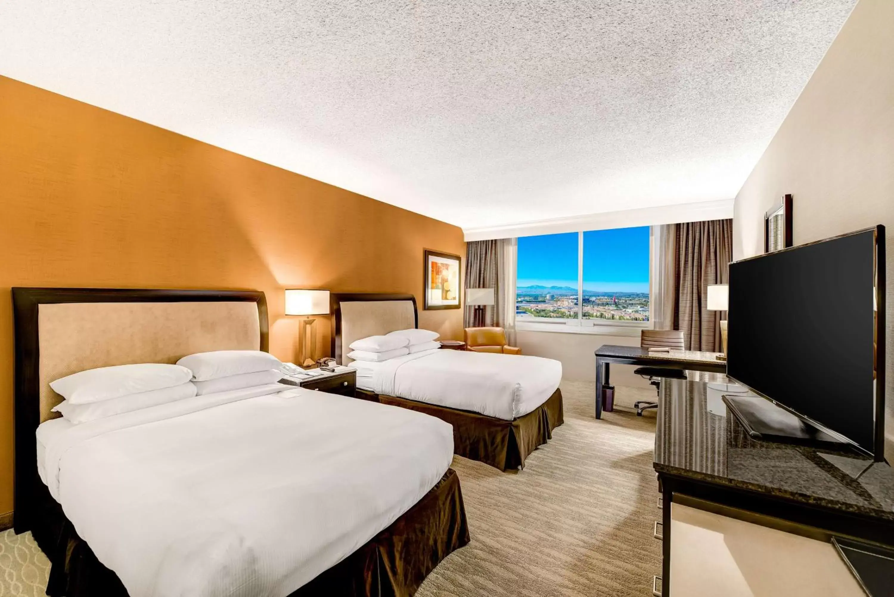 Bed in Hotel Fera Anaheim, a DoubleTree by Hilton Hotel