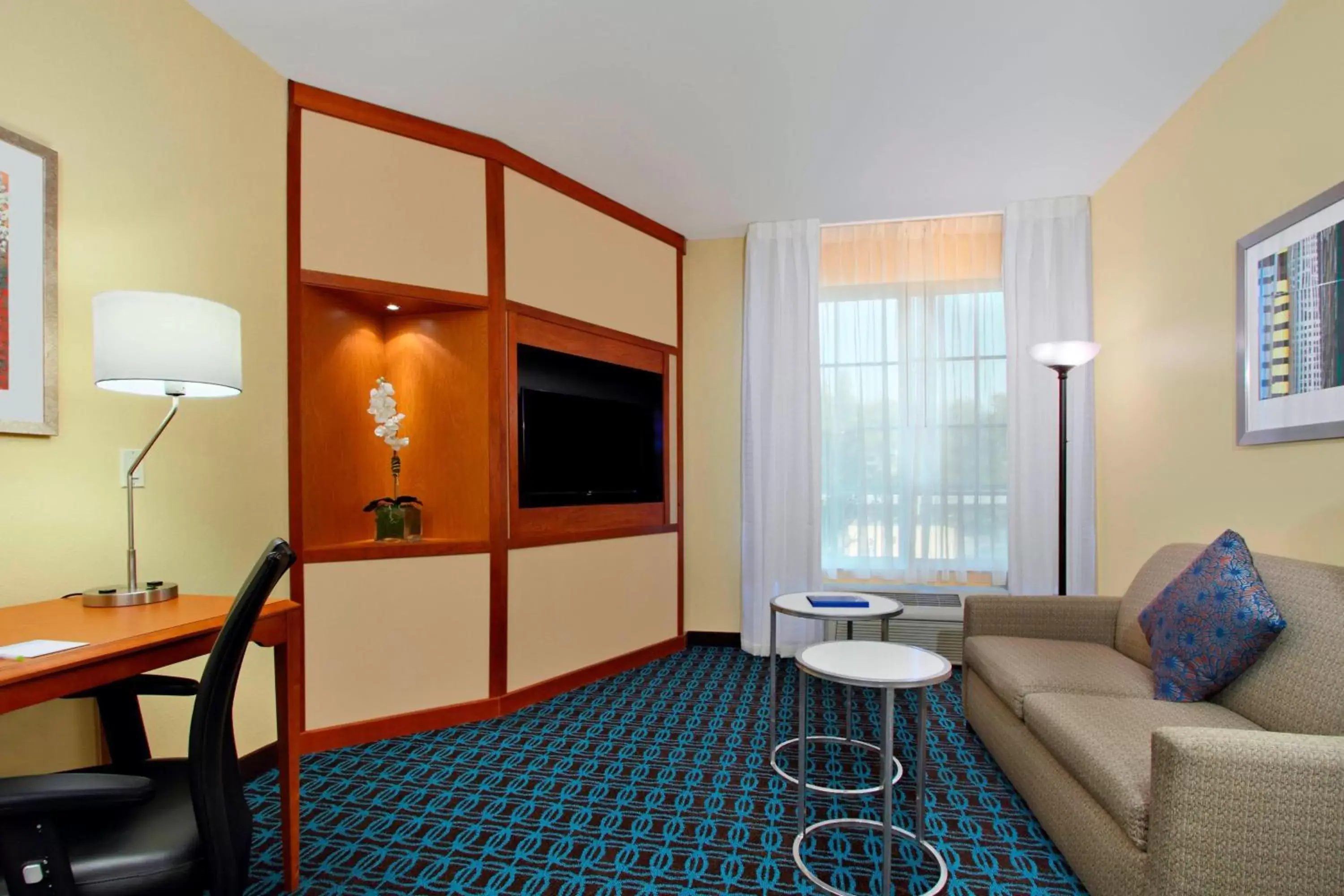 Living room, TV/Entertainment Center in Fairfield Inn & Suites by Marriott Fairfield Napa Valley Area