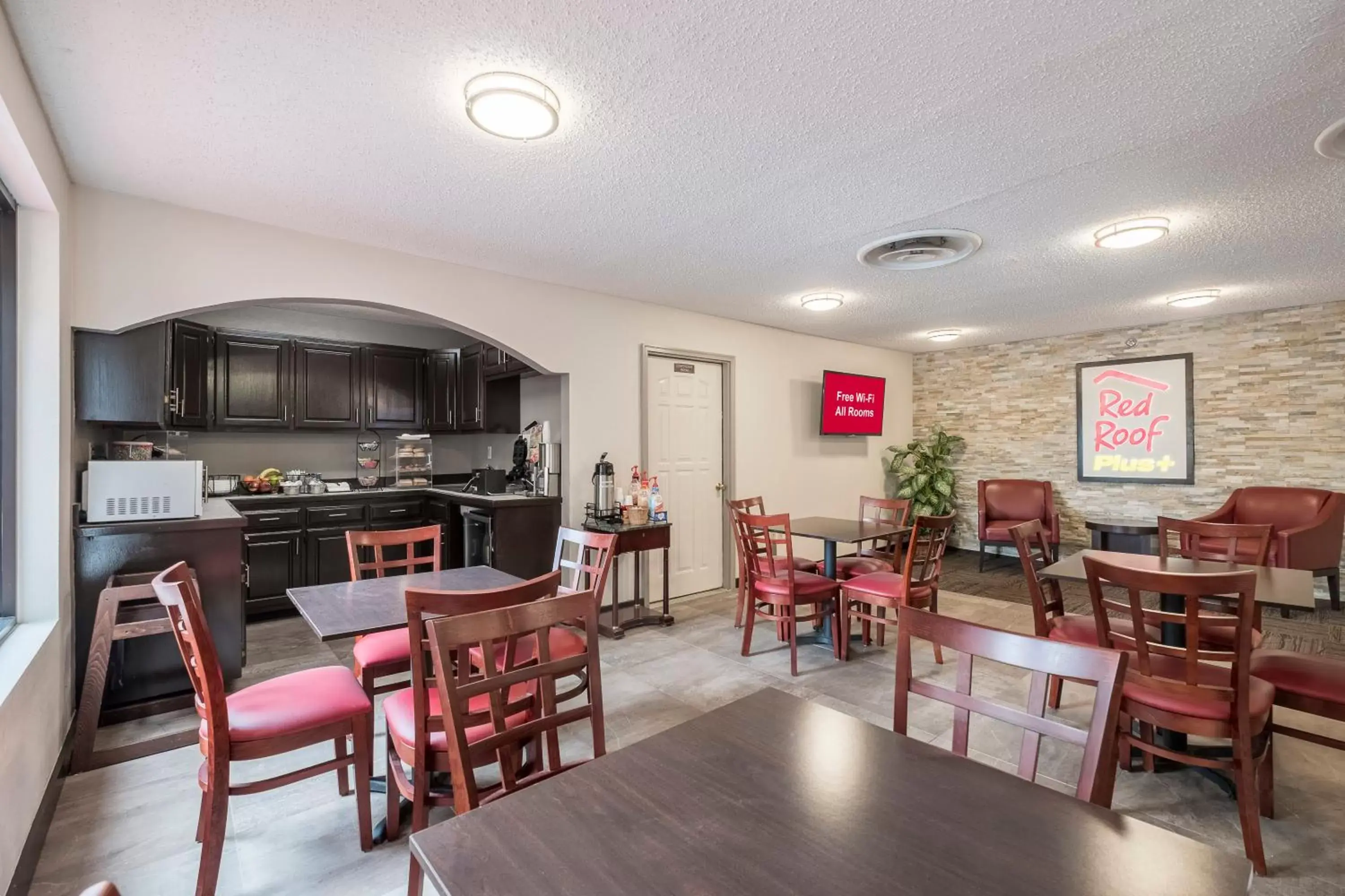 Lobby or reception, Restaurant/Places to Eat in Red Roof Inn PLUS+ & Suites Opelika