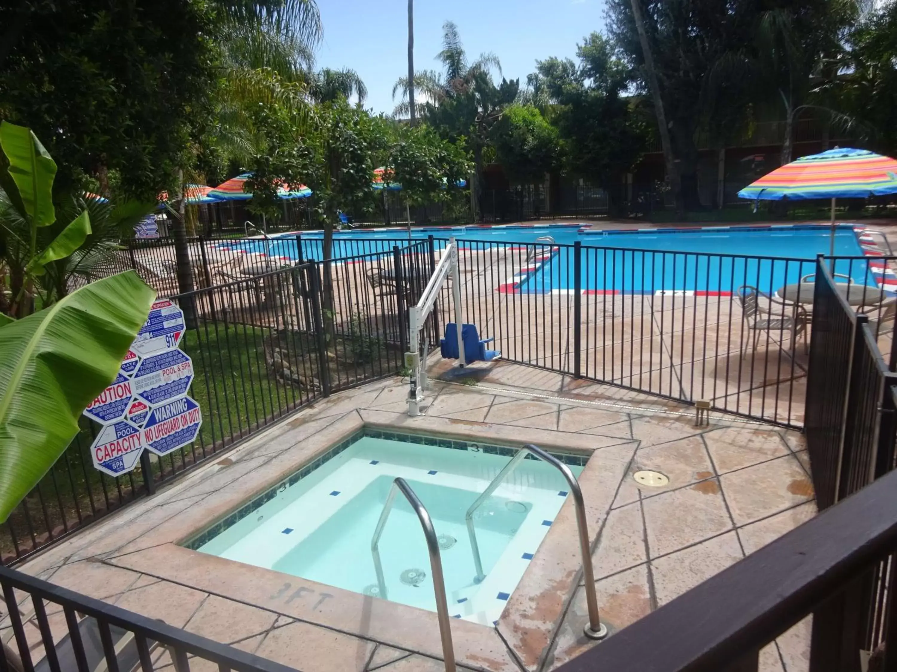 Hot Tub, Pool View in Duniya Hotel