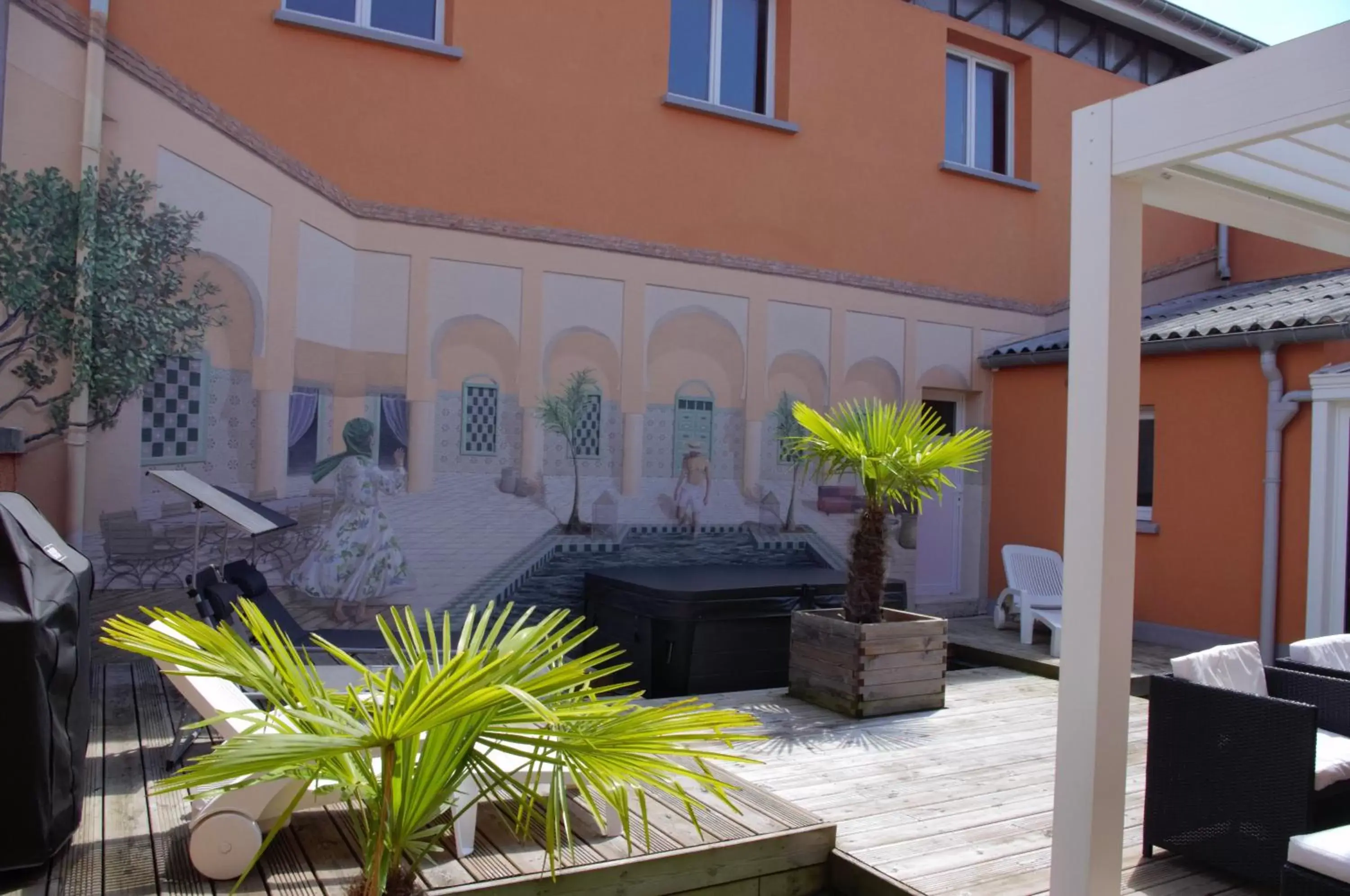 Patio in La Maison de L Artiste - Chambres d'hôtes à Verdun - avec jacuzzi