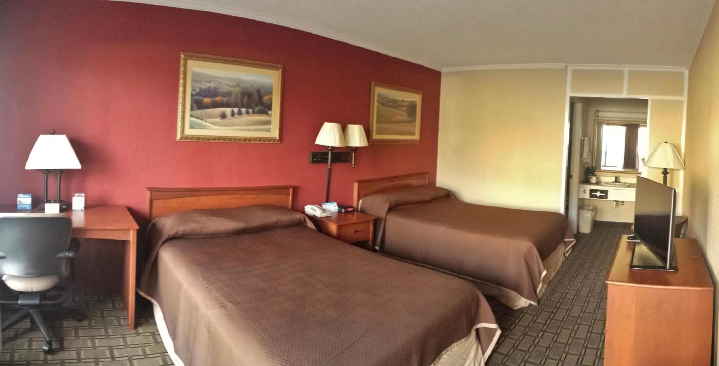 Double Room with Two Double Beds - Smoking in Travelodge by Wyndham Beckley