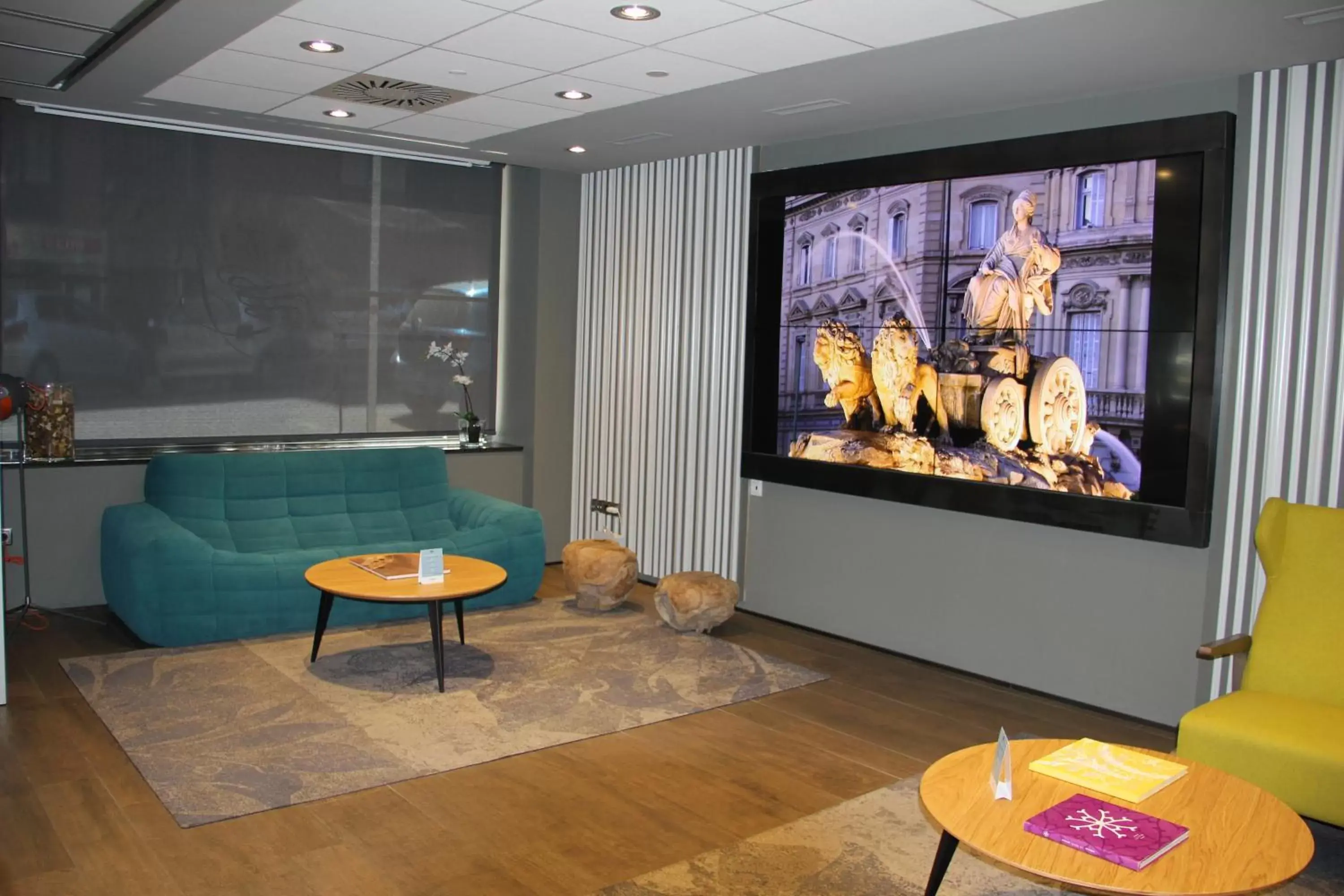 Lobby or reception, TV/Entertainment Center in Mercure Madrid Centro