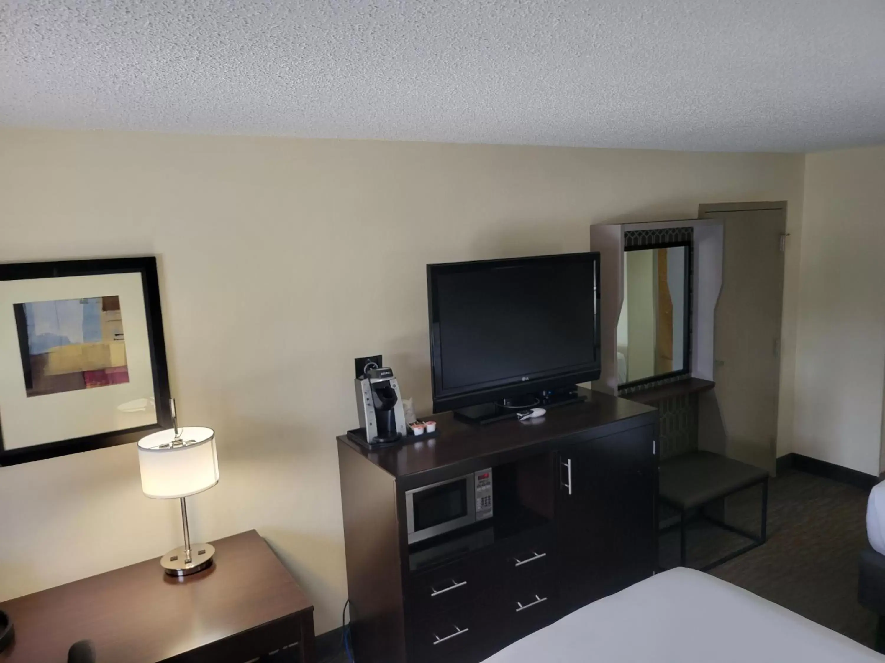 Bedroom, TV/Entertainment Center in Holiday Inn Hotel Atlanta-Northlake, a Full Service Hotel