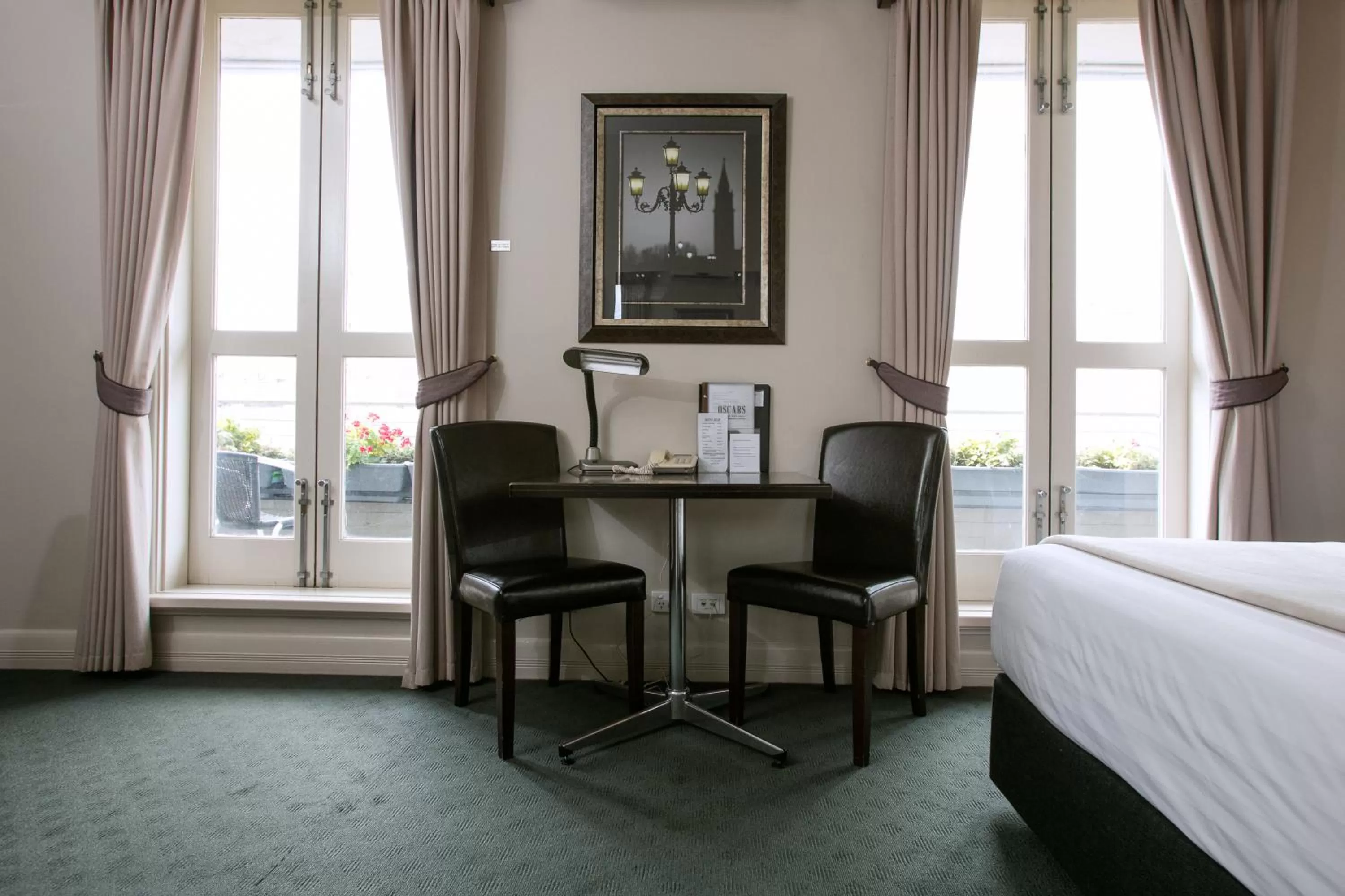 Living room, Bed in Oscars Hotel and Cafe Bar