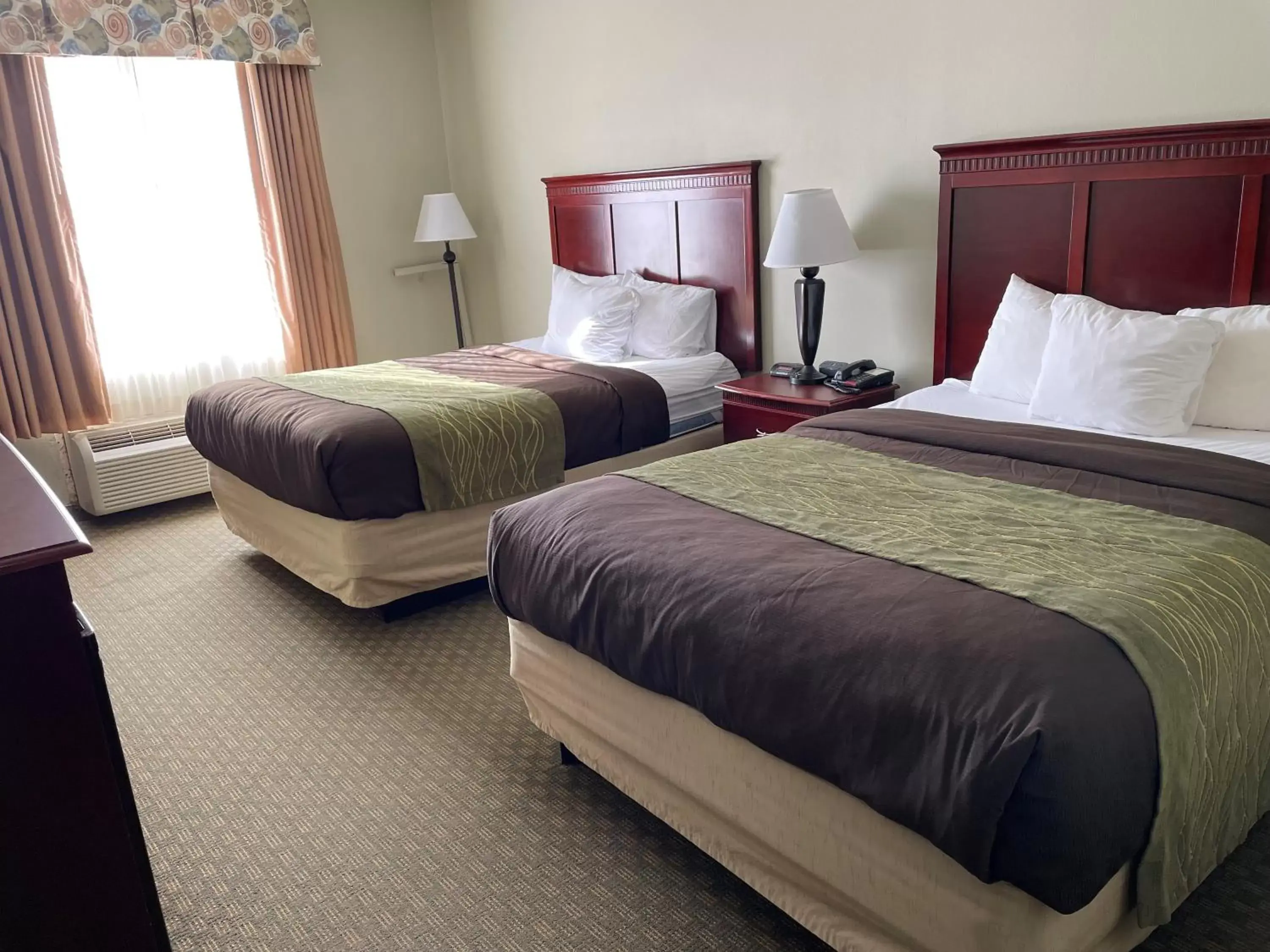 Photo of the whole room, Bed in Heritage Inn and Suites